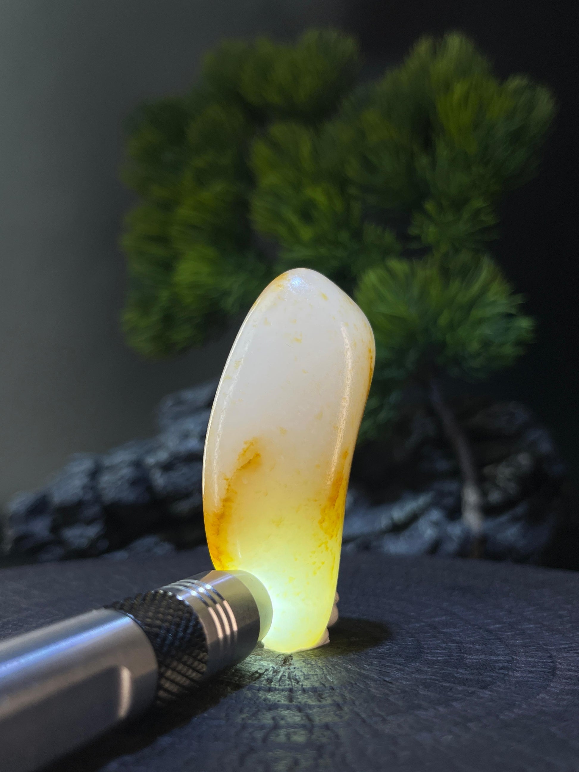 和田玉洒金皮光白籽料原石挂件（yc228089）