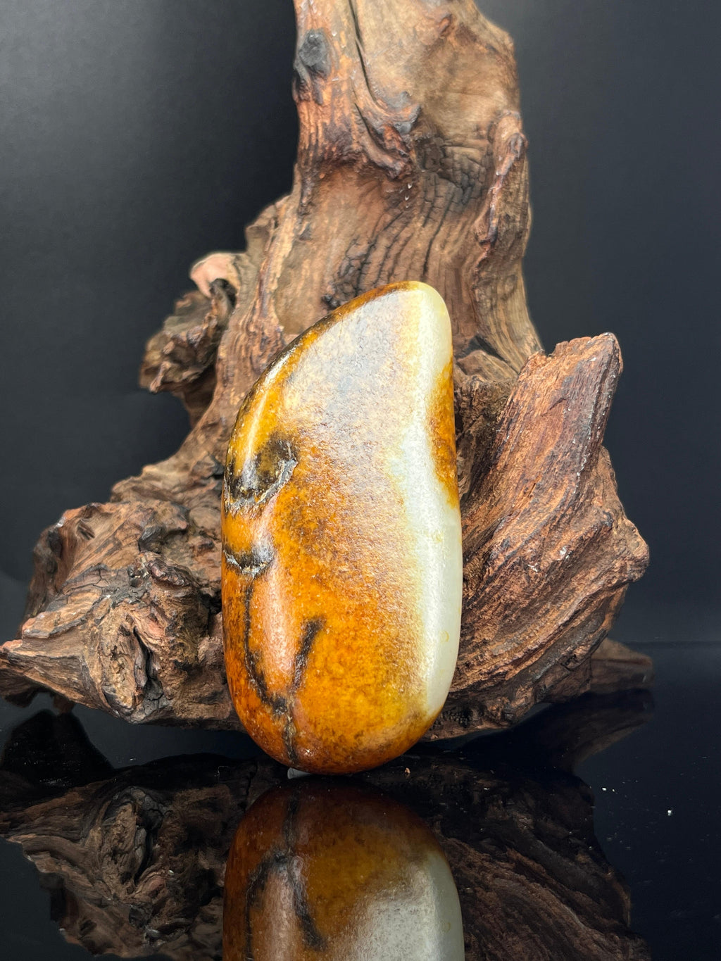 新疆和田白玉聚红黑皮籽料原石（yc241944）