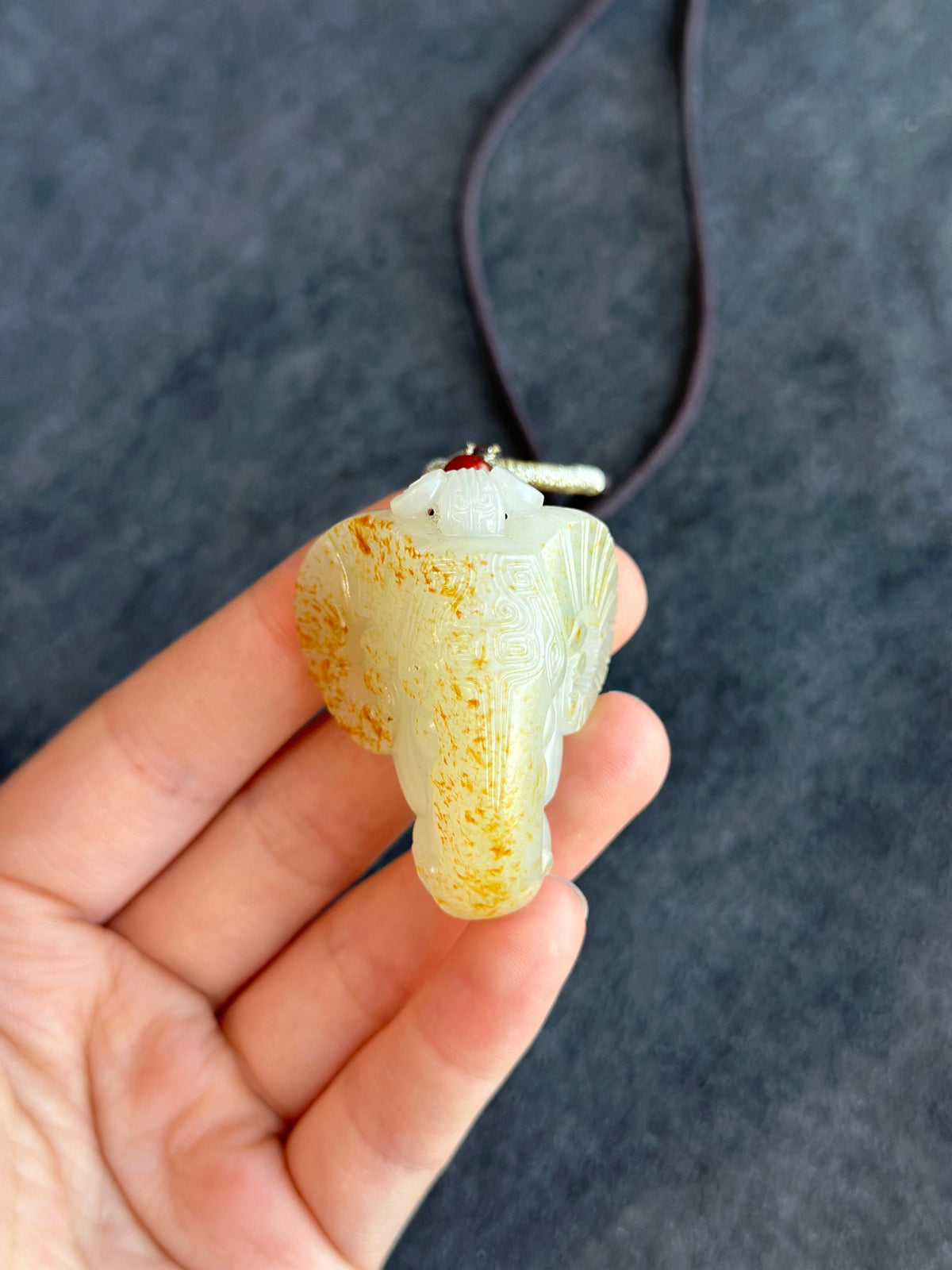 新疆和田玉珍品白玉洒金皮籽料领头羊挂件（yc750955）