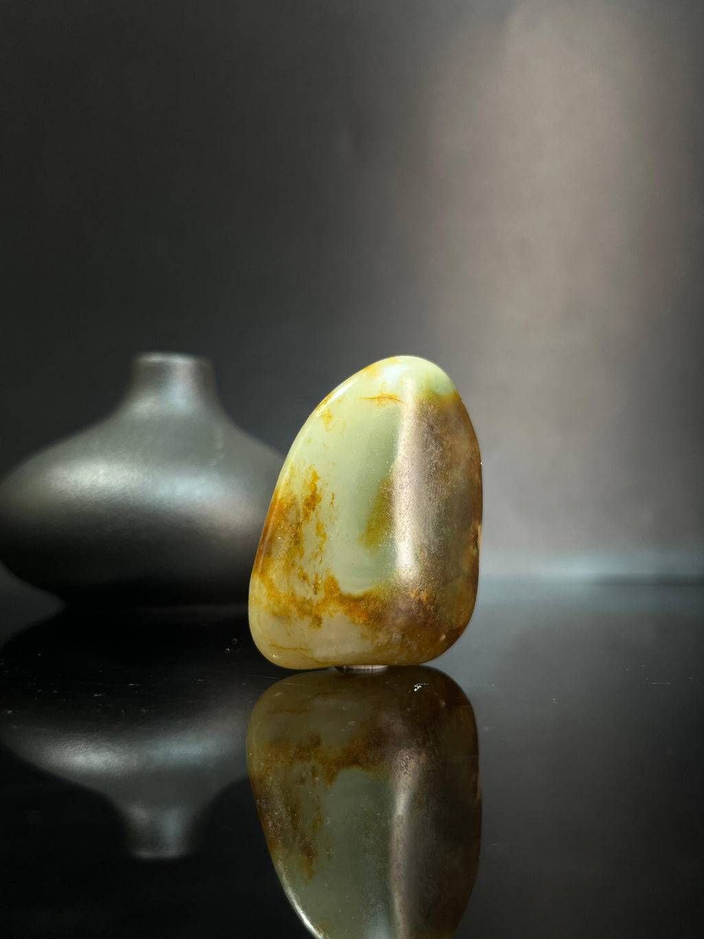 新疆和田青白玉聚黑皮籽料原石挂件（yc240638）