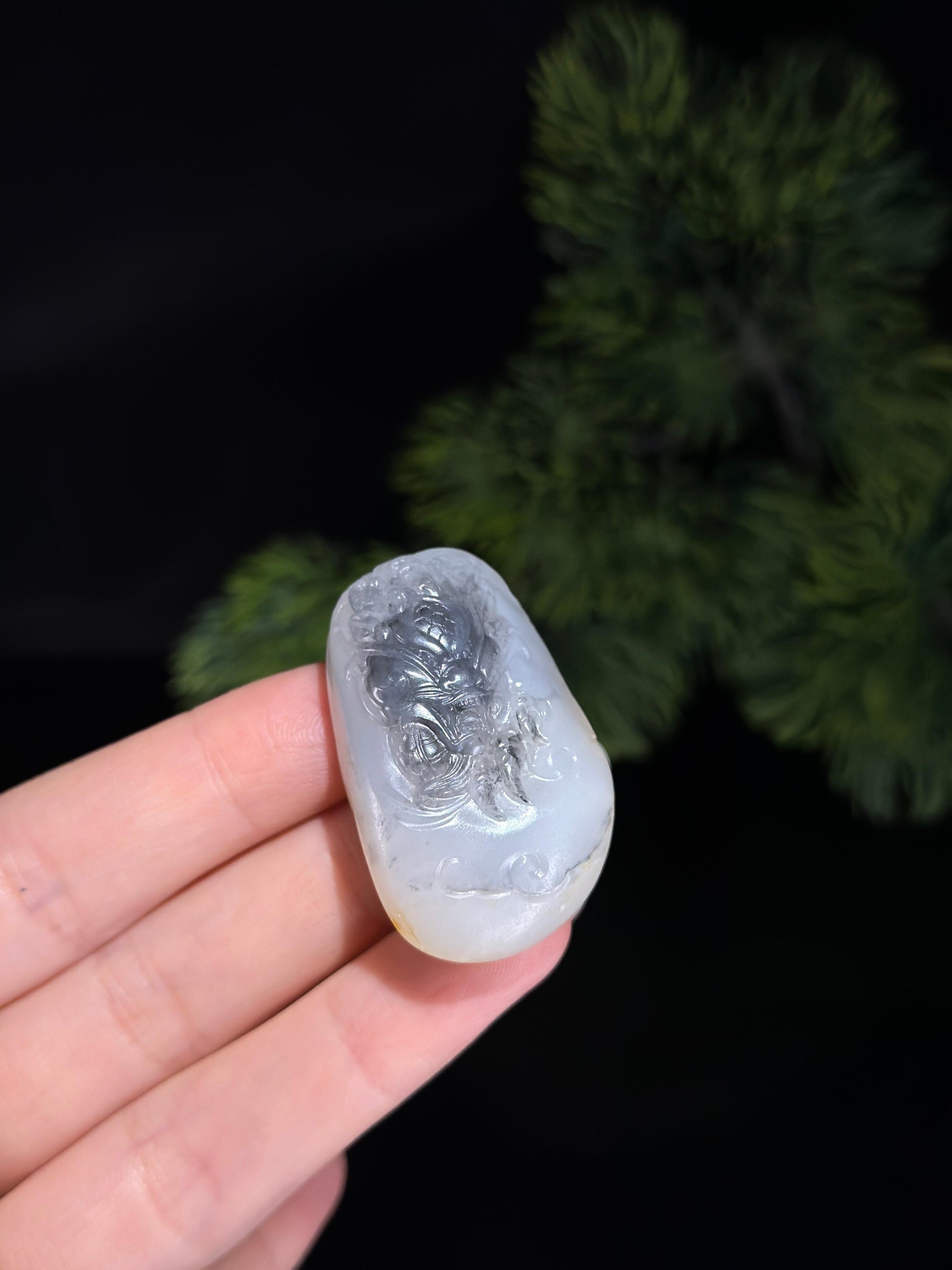 新疆和田玉青花洒金皮籽料俏色龙雕挂件（yc491996）