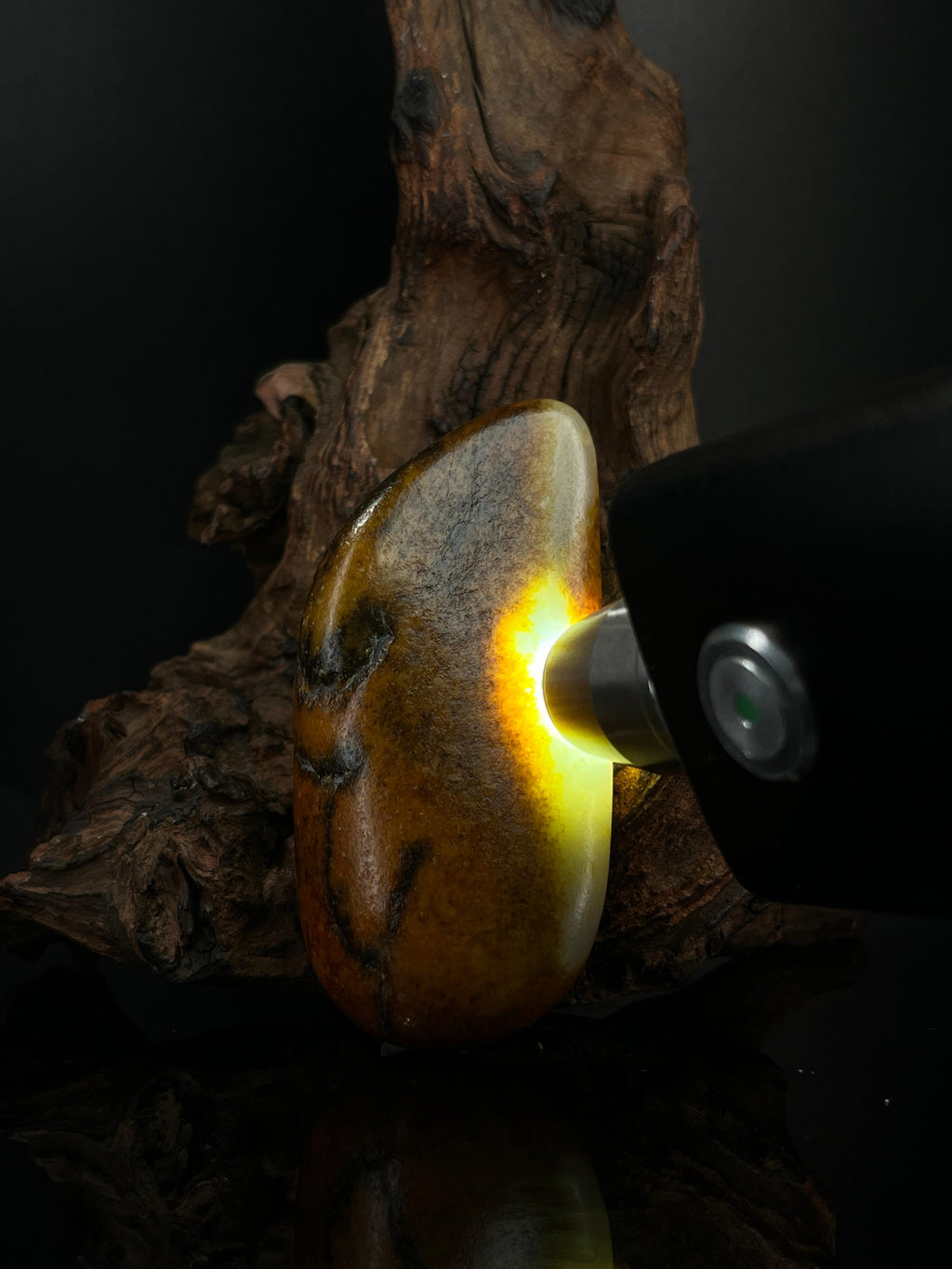 新疆和田白玉聚红黑皮籽料原石（yc241944）