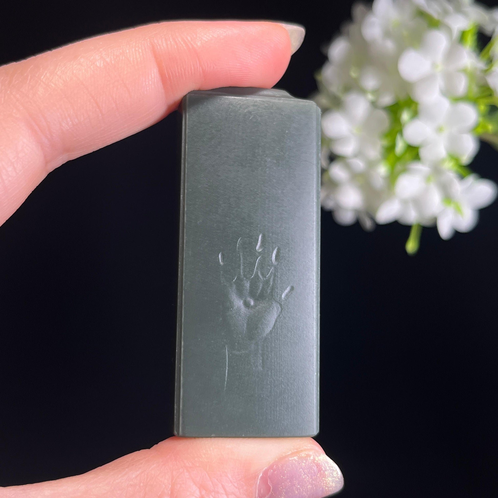 新疆天然和田玉“玄掌守安”青玉平安无事牌（yc330240）