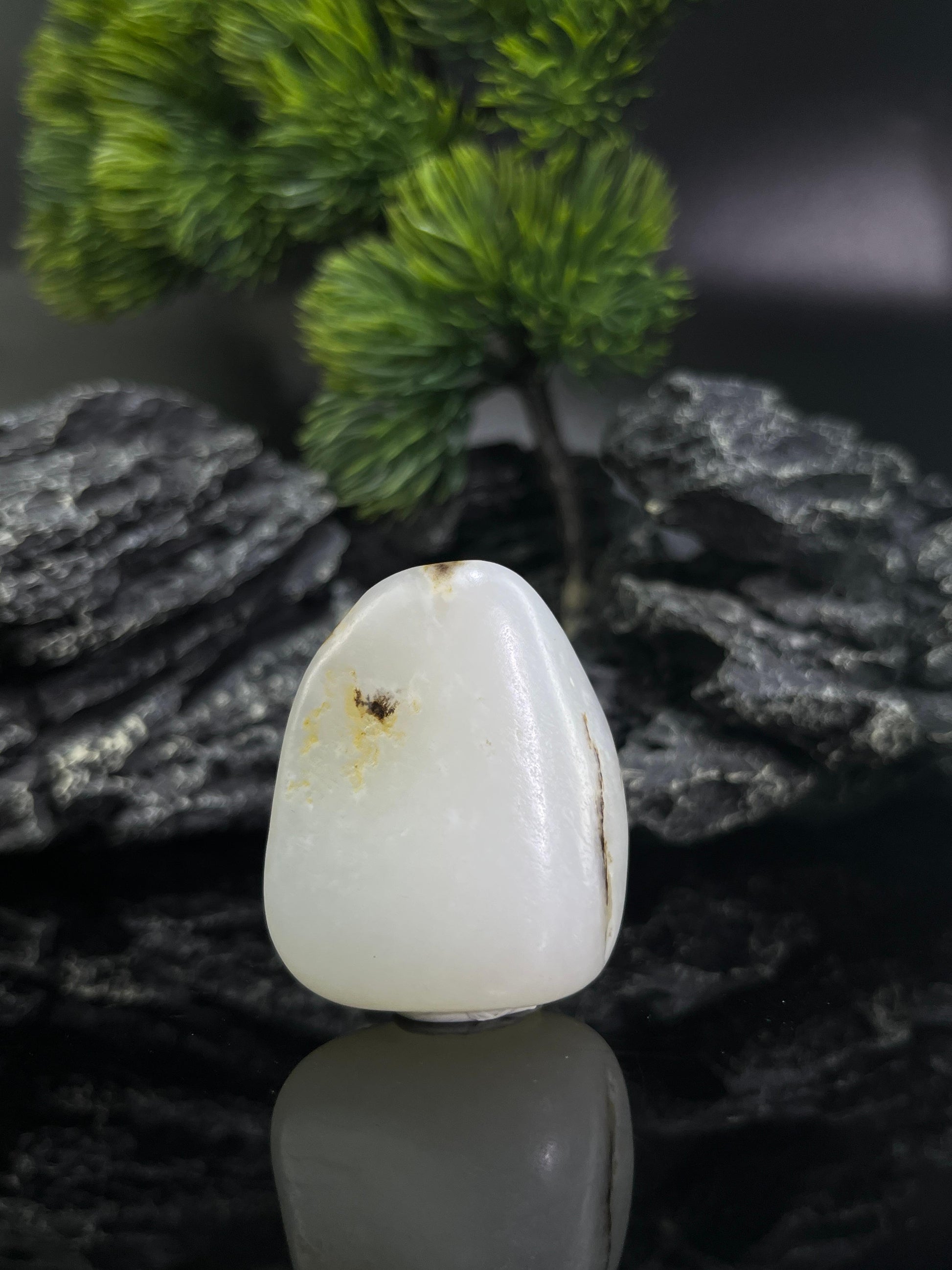 这颗和田玉洒金带聚黑皮籽料原石（yc211849）