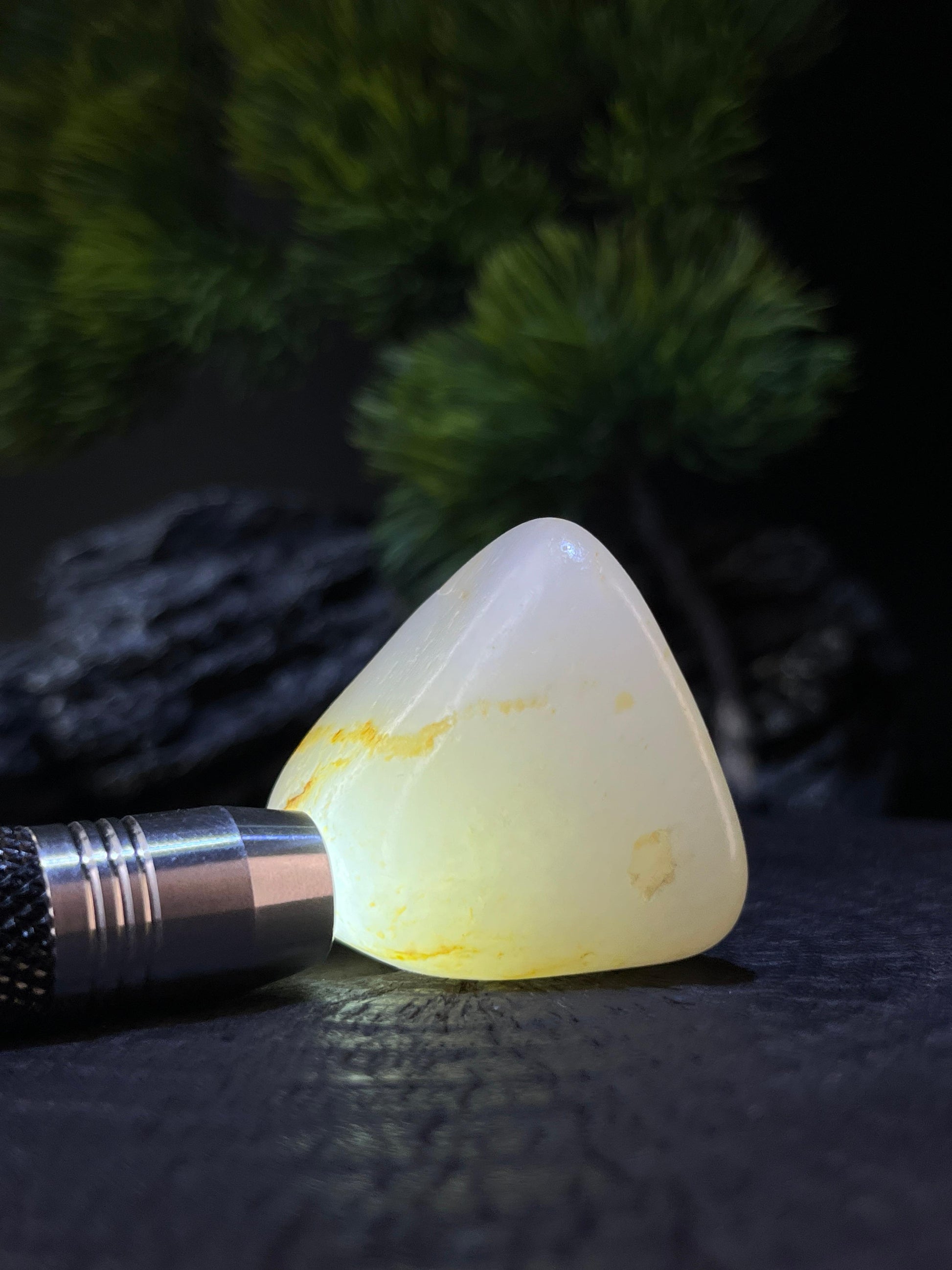 和田玉洒金皮籽料原石挂件（yc228106）