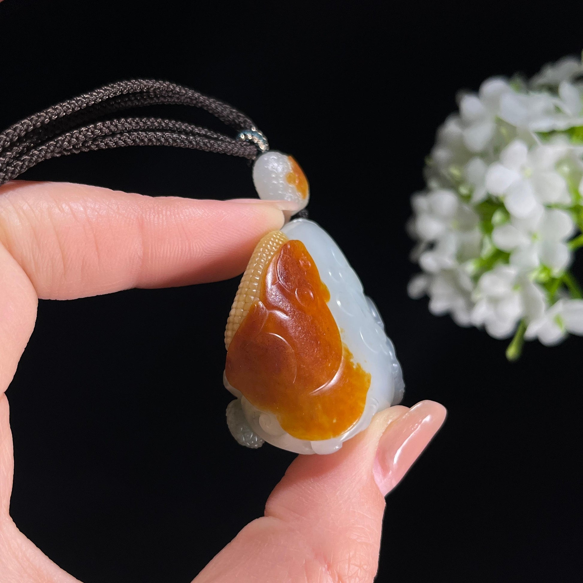 新疆天然和田玉五色籽料硕果累累俏色巧雕挂件（yc379552）