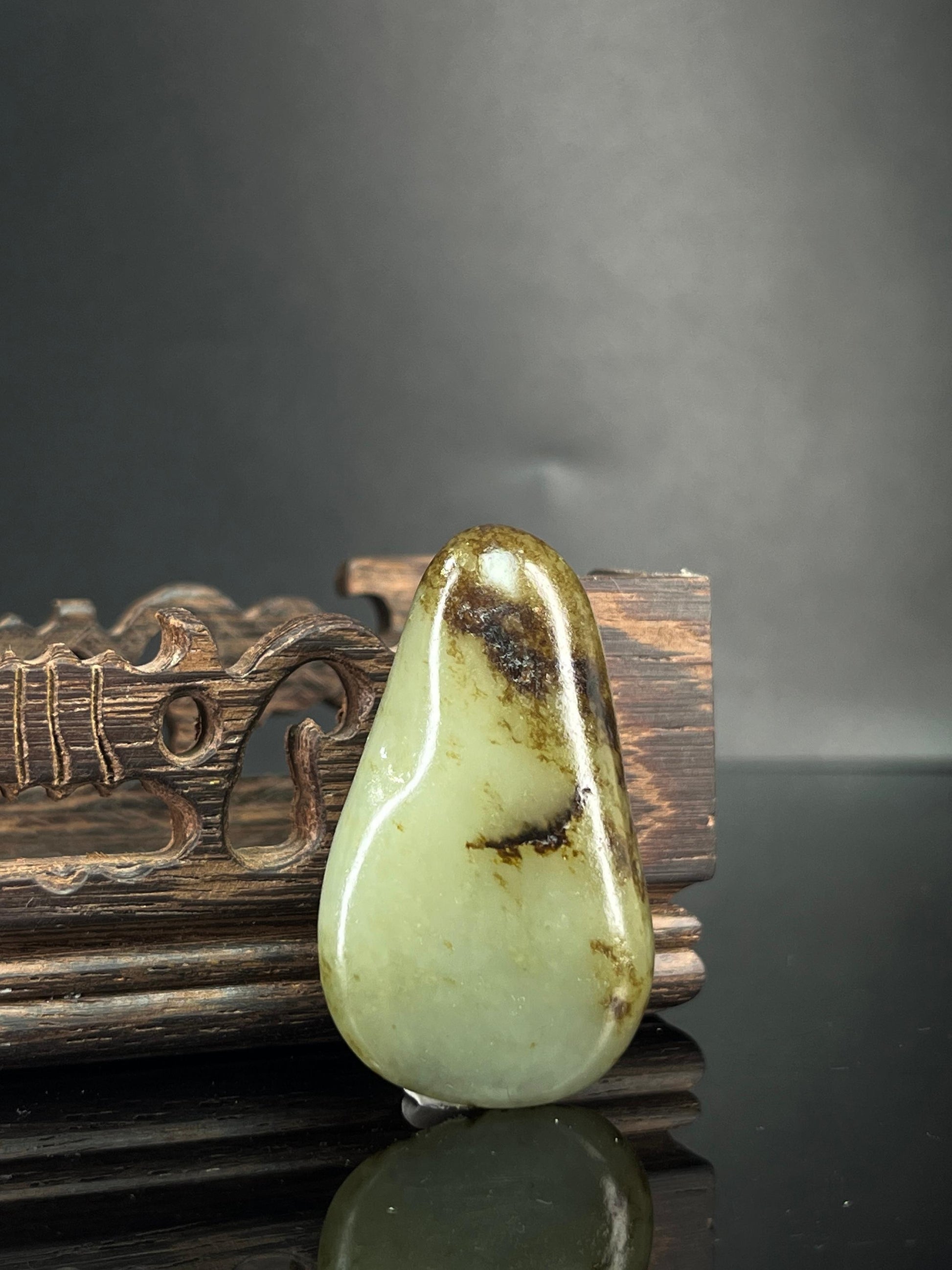 新疆和田青玉带秋梨皮籽料原石挂件（yc240478）