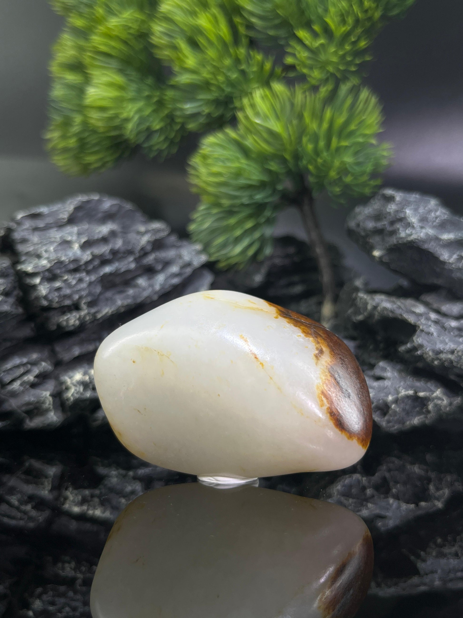 和田玉顶部带聚黑红皮籽料原石（yc211851）