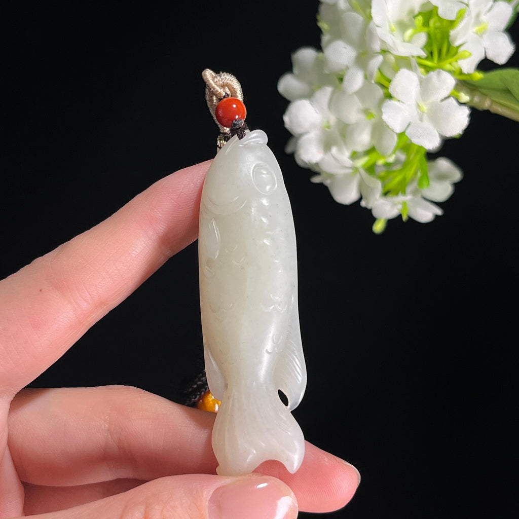 和田玉新疆料“岁岁有余”鱼雕刻挂件（yc299329）