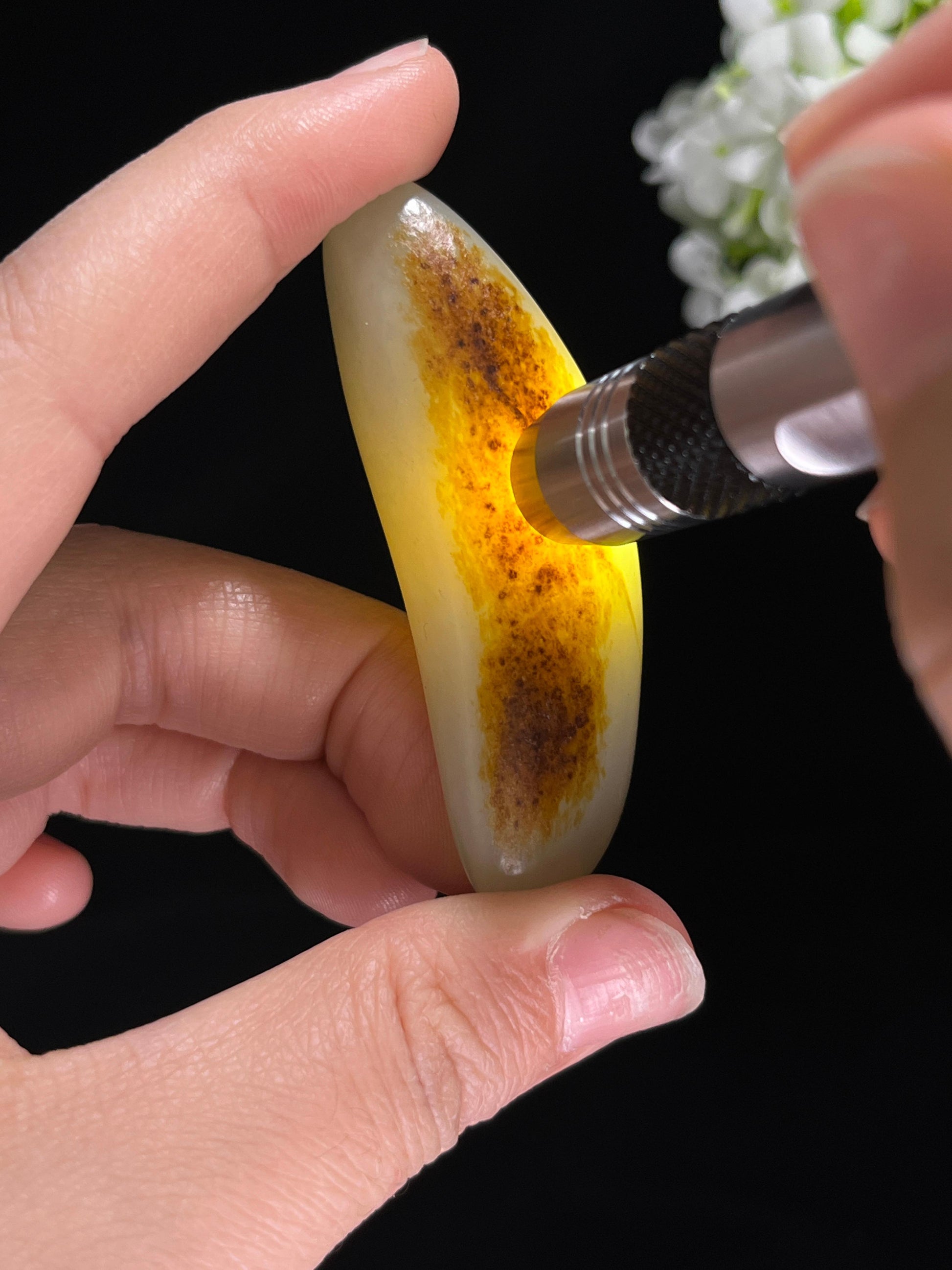 新疆和田玉精品聚红皮“月牙弯弯”籽料原石（yc255469）