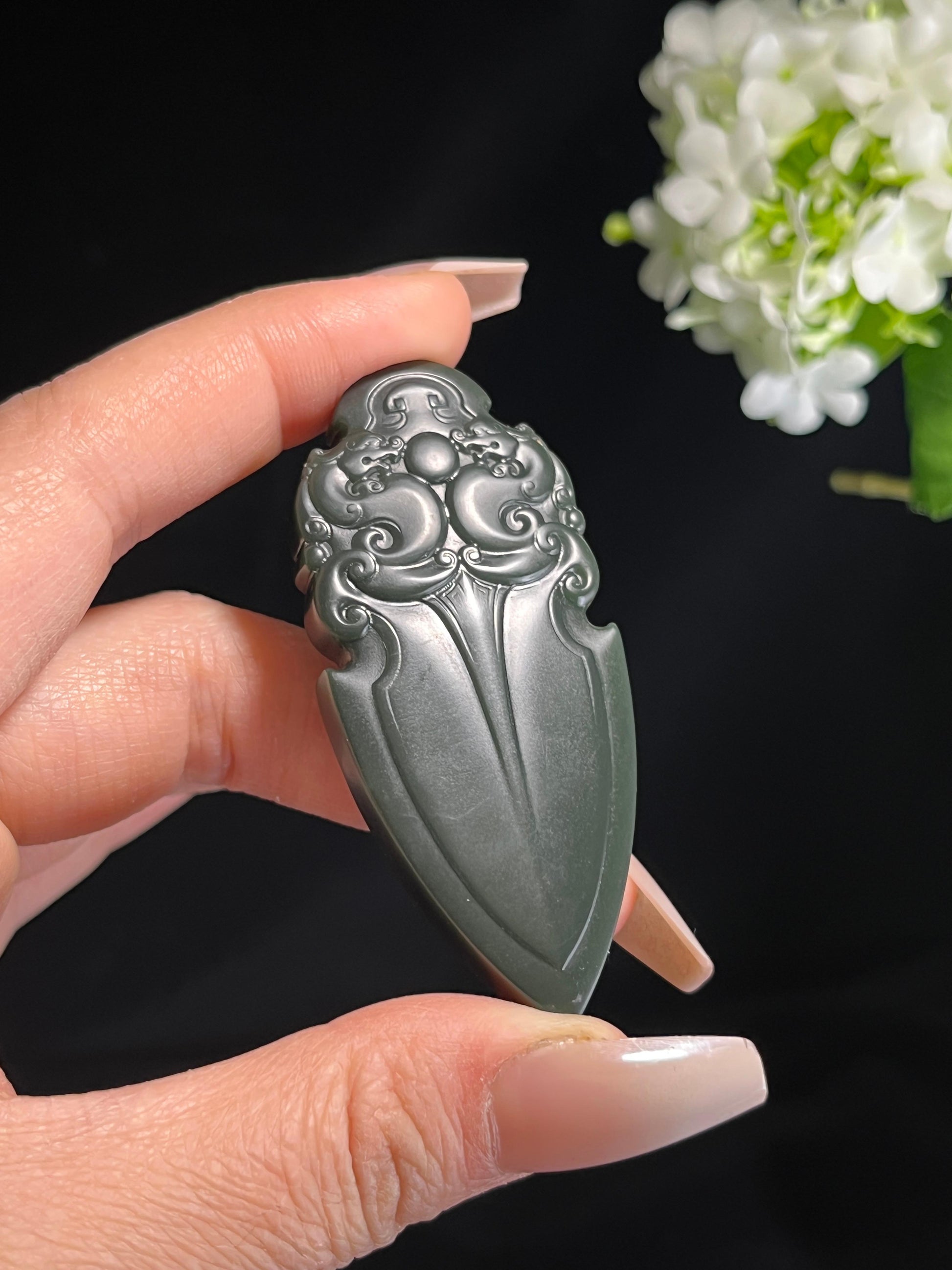 新疆天然和田玉塔青料“双龙戏珠”纹仿古玉牌挂件1（yc260259）