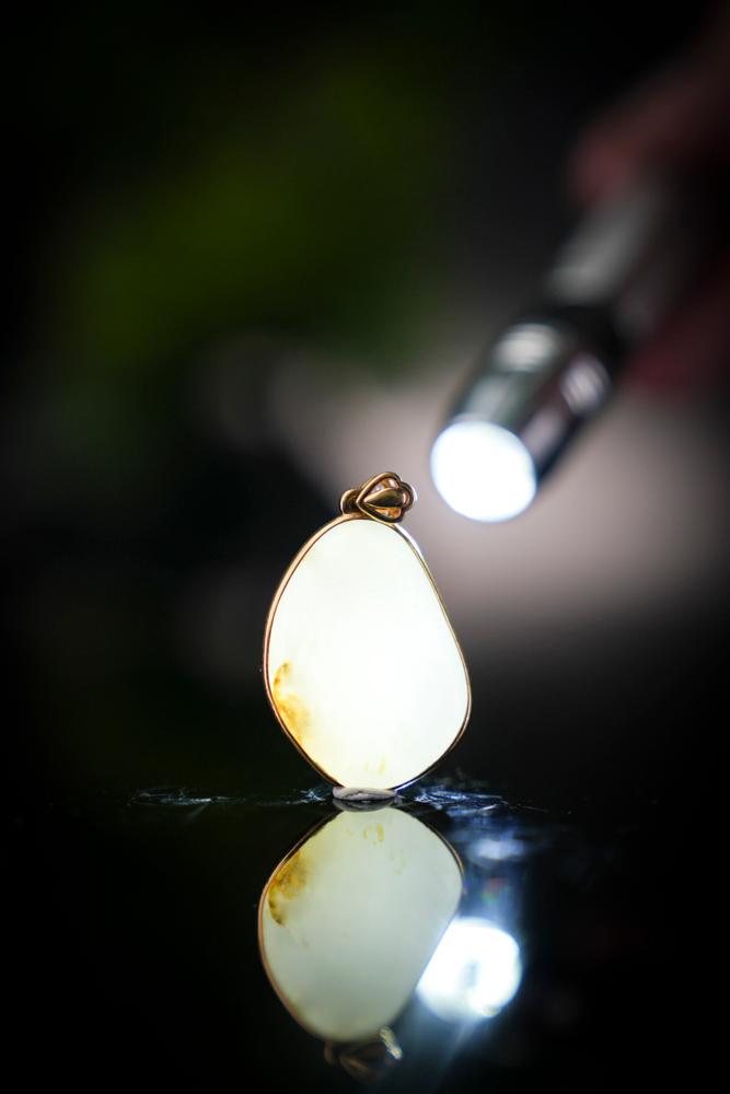 18K 金镶和田玉光白籽带皮包金吊坠（yc212869）