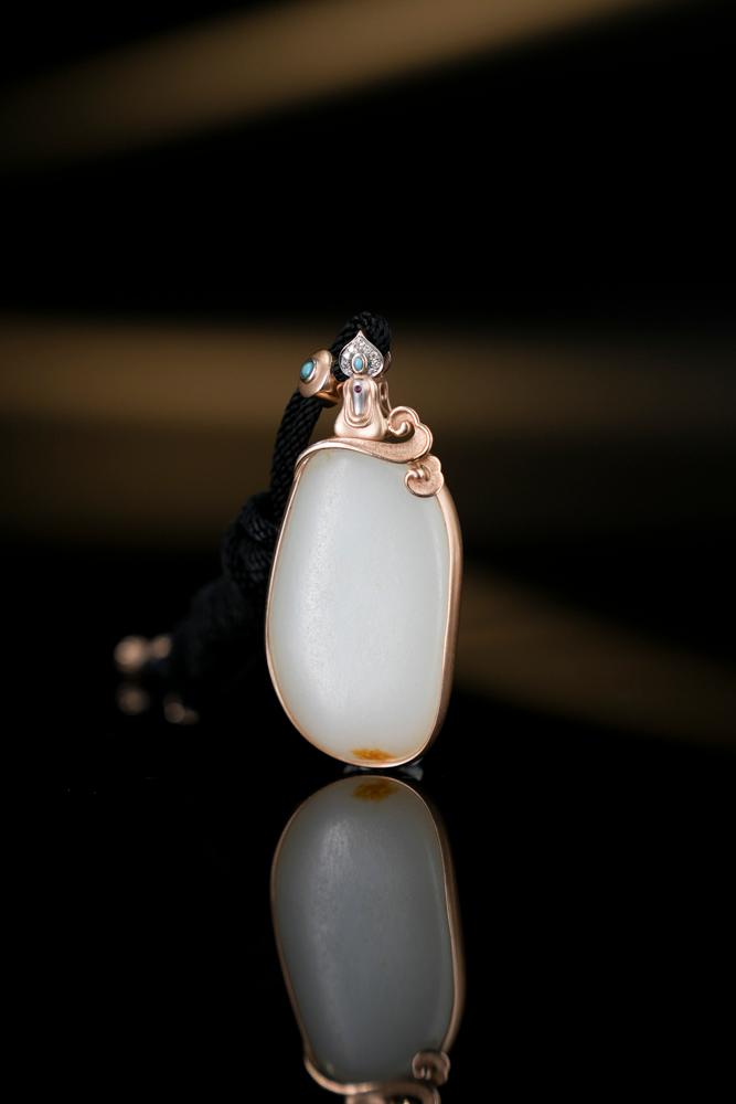 18k金镶和田玉暖白种带皮包金籽料原石挂件（yc250989）