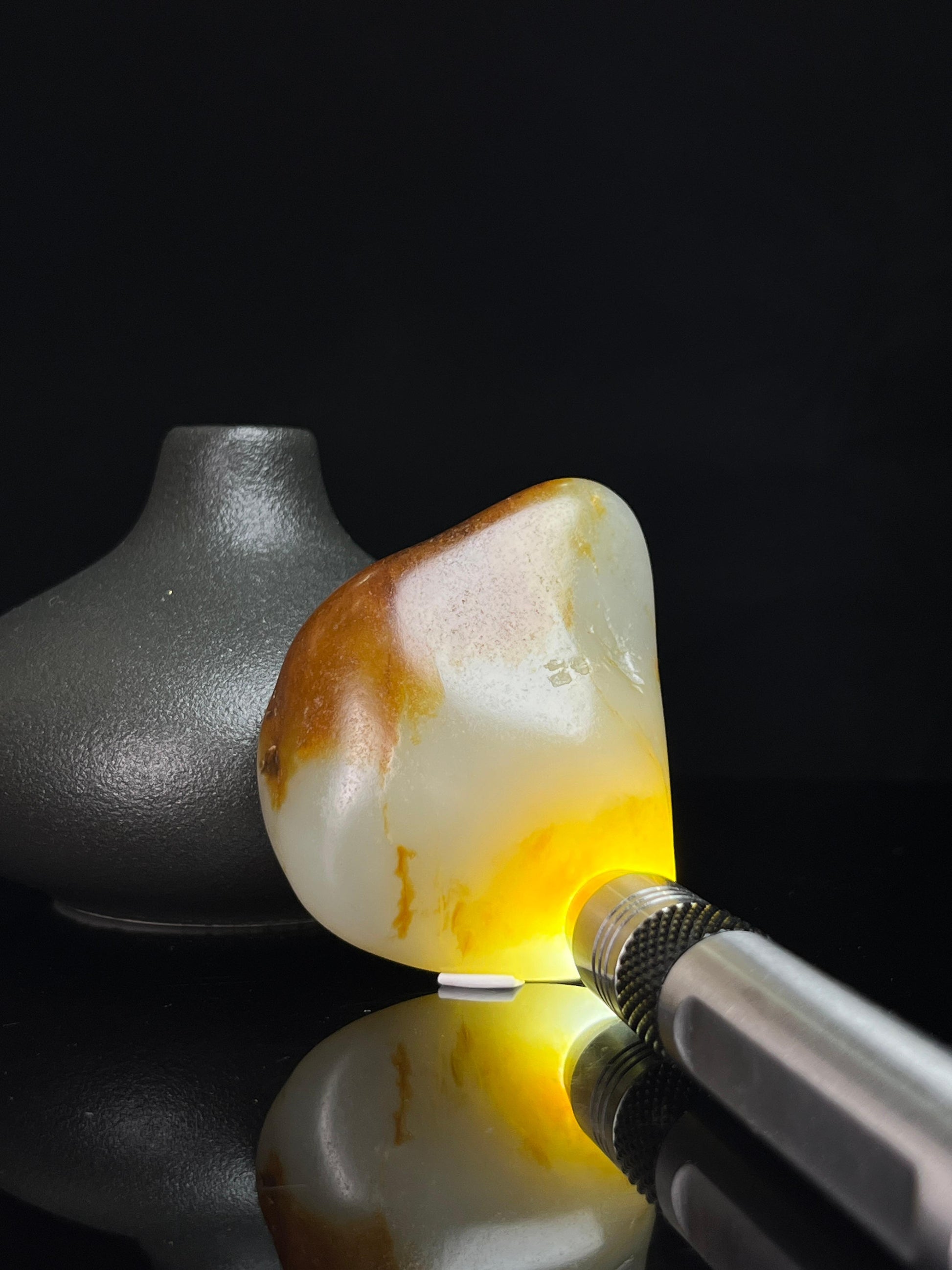 新疆和田玉籽料原石红皮白肉挂件（yc235079）