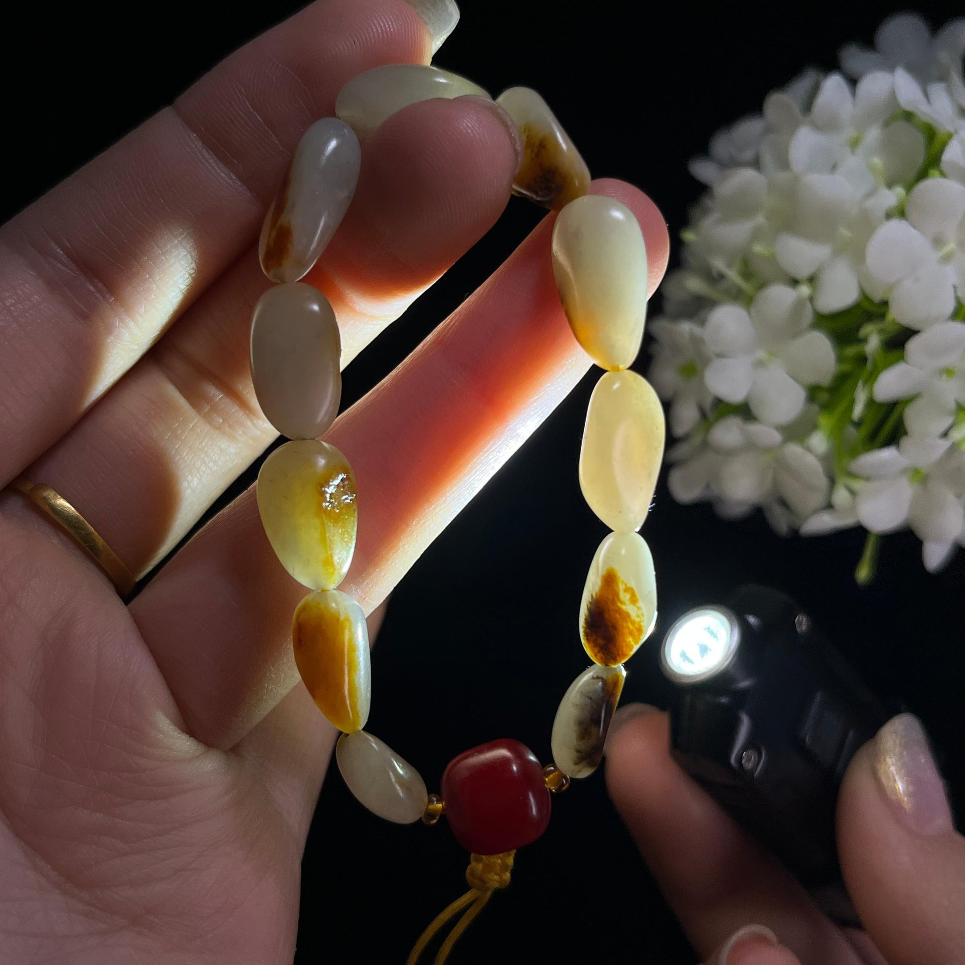 和田玉白玉洒金聚红黑红皮籽料原籽手串（yc332563）