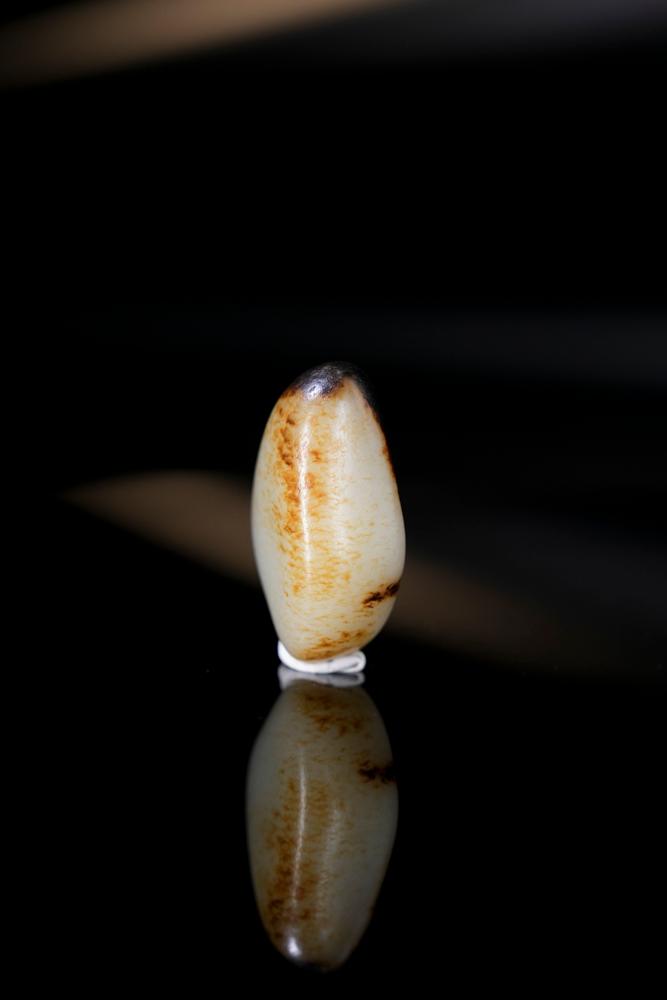 新疆天然和田玉籽料原石黑红皮挂件（yc234136）