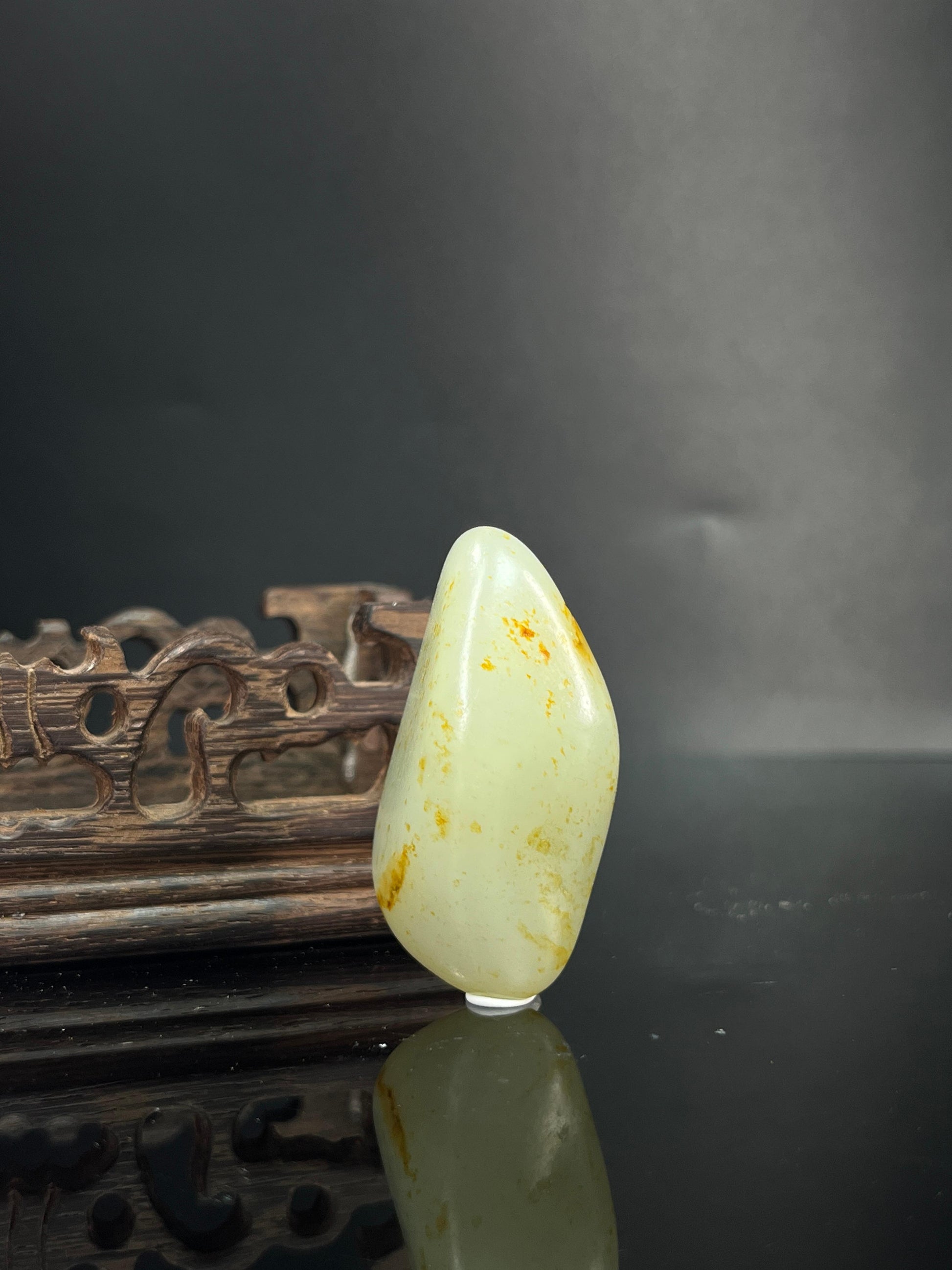 新疆和田玉白玉带洒金随形挂件（yc240474）