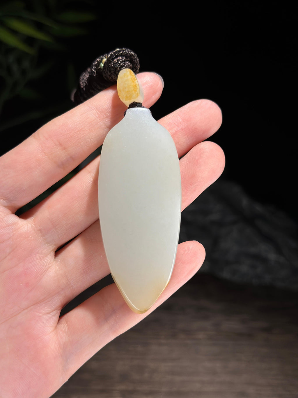 新疆和田玉精品白玉洒金皮籽料柳叶无事牌（yc731800）