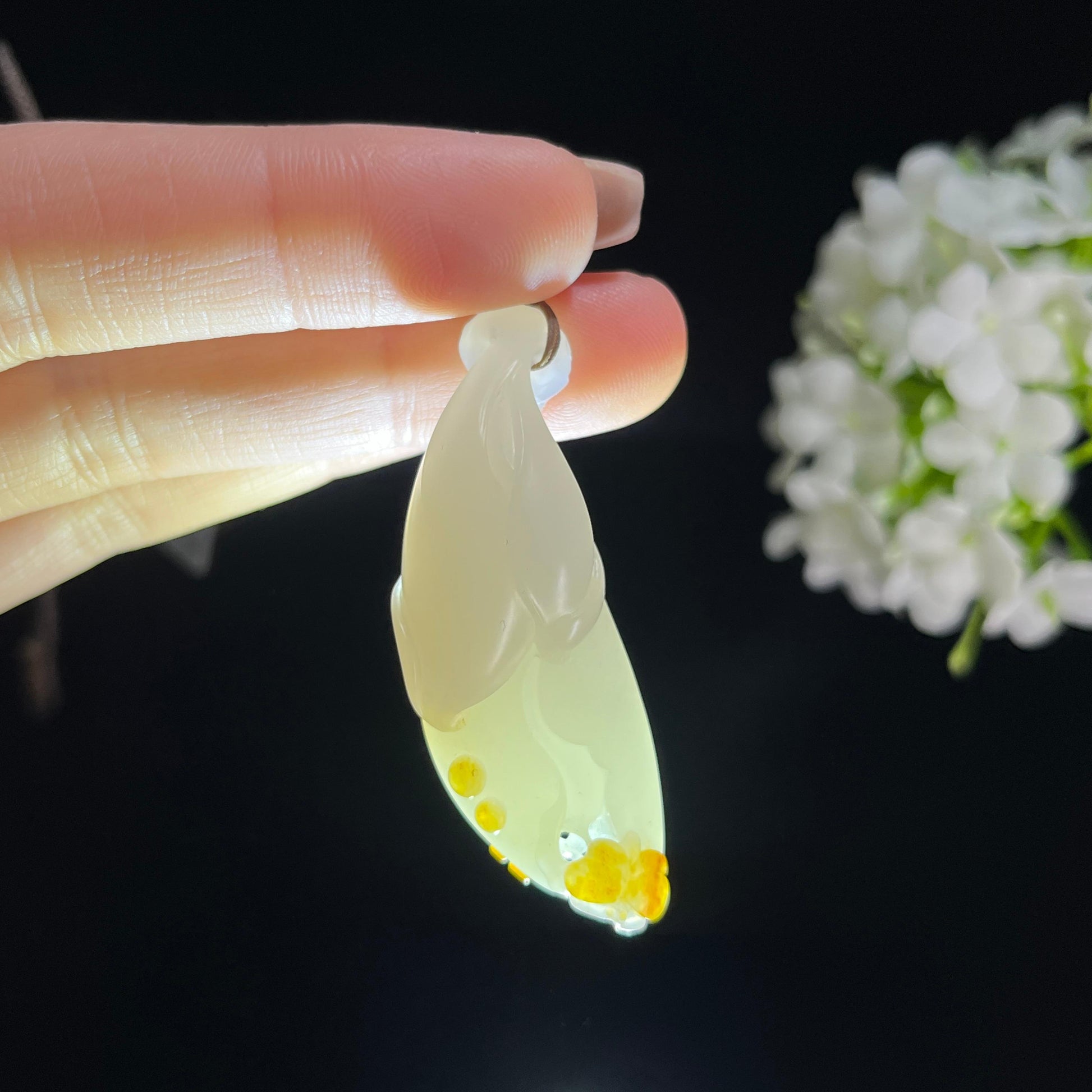 新疆天然和田玉白玉红皮籽料玉兰花俏色巧雕挂件（yc379499）