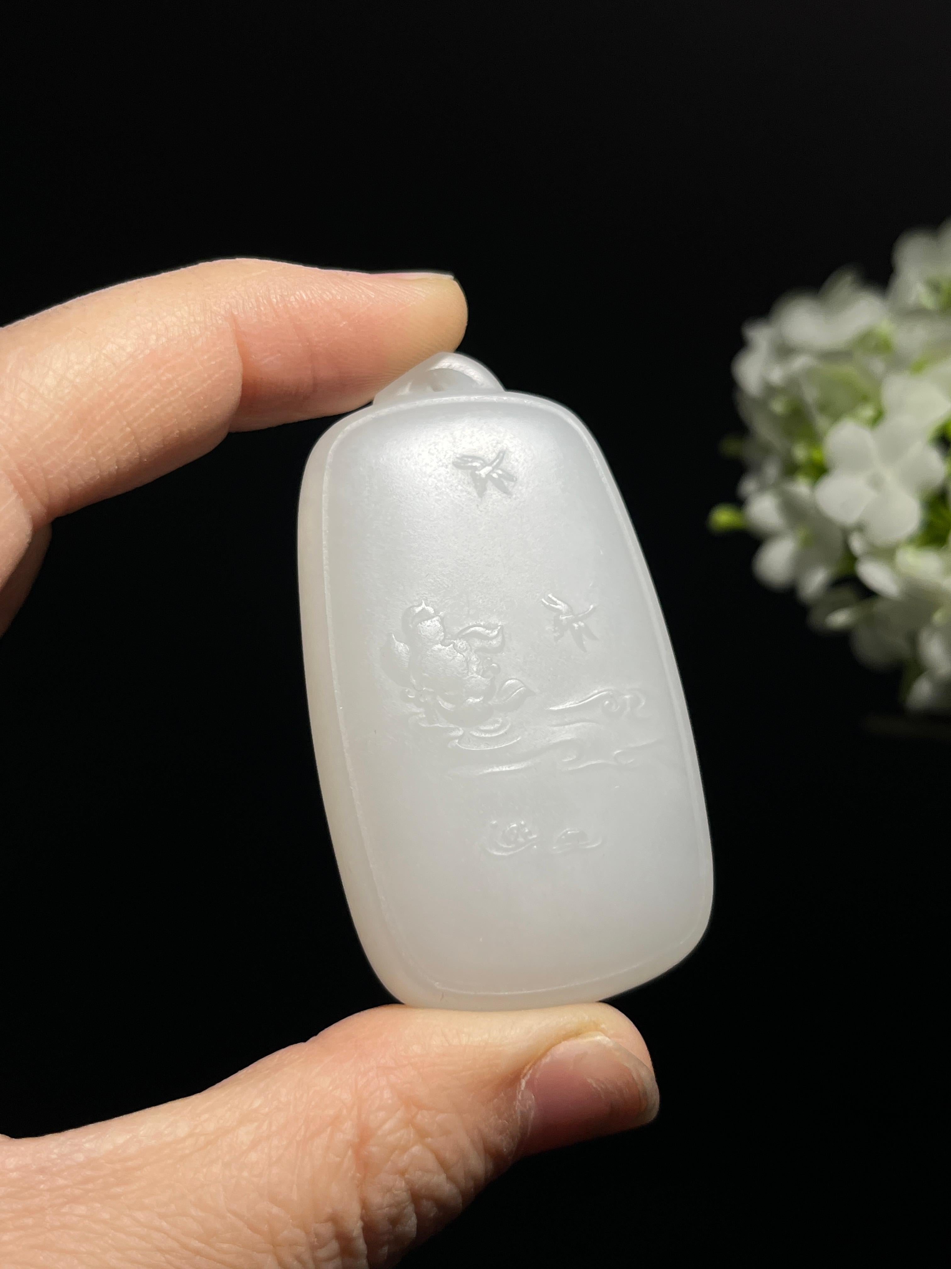 和田玉荷花蜻蜓牌吊坠（yc258296） – 添福玉器