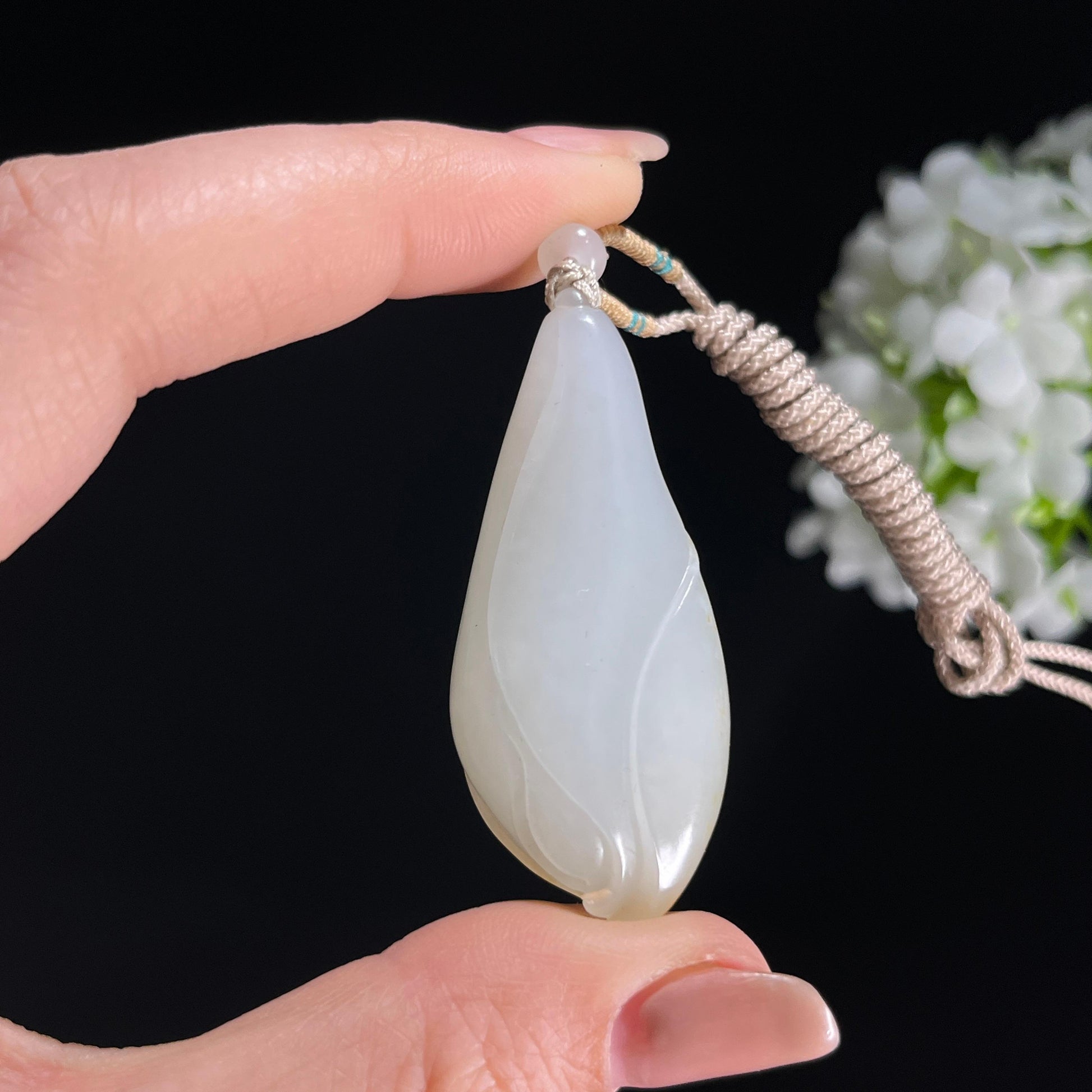 新疆天然和田玉白玉洒金皮籽料玉兰花雕刻挂件（yc379668）