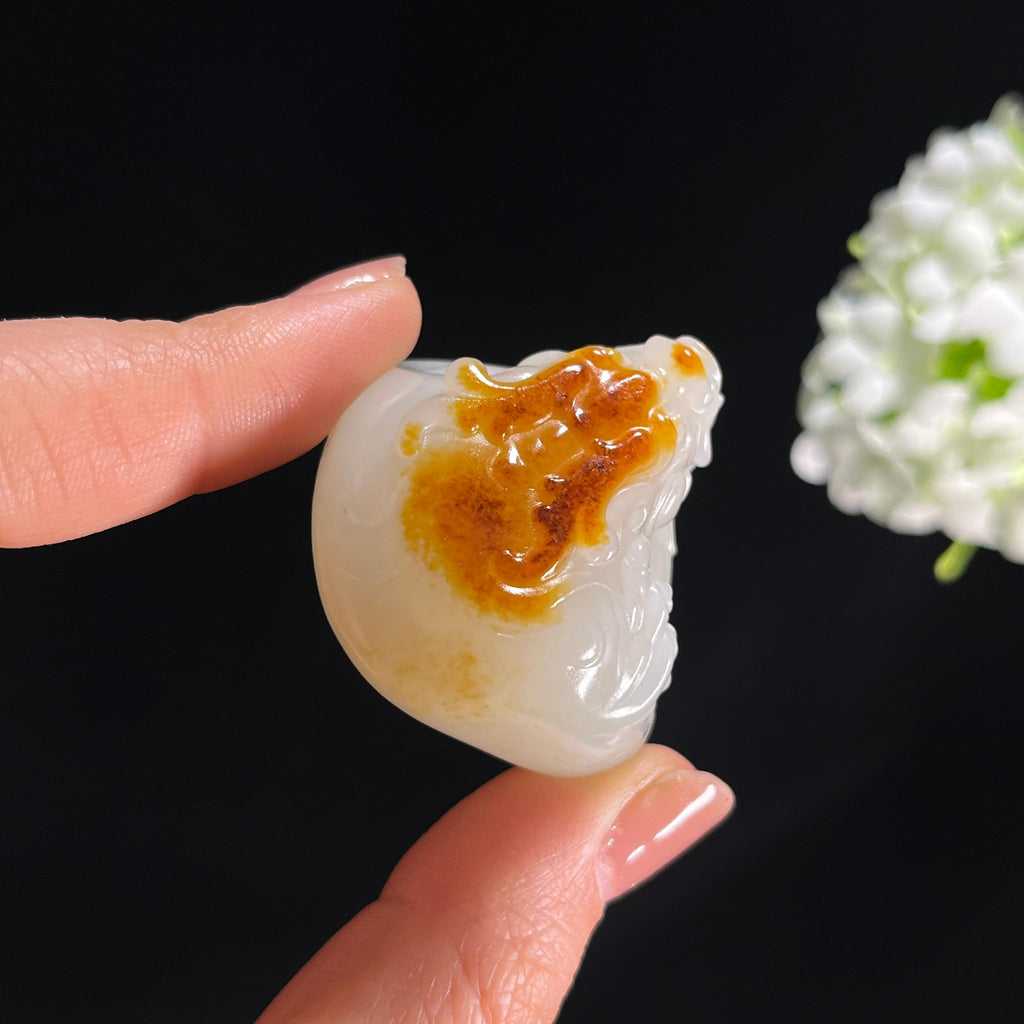 新疆天然和田玉“招财进宝”籽料羊脂白玉聚红皮挂件（yc286503）