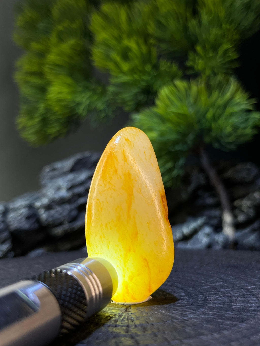 新疆和田玉水滴型洒金皮籽料原石挂坠（yc228123）