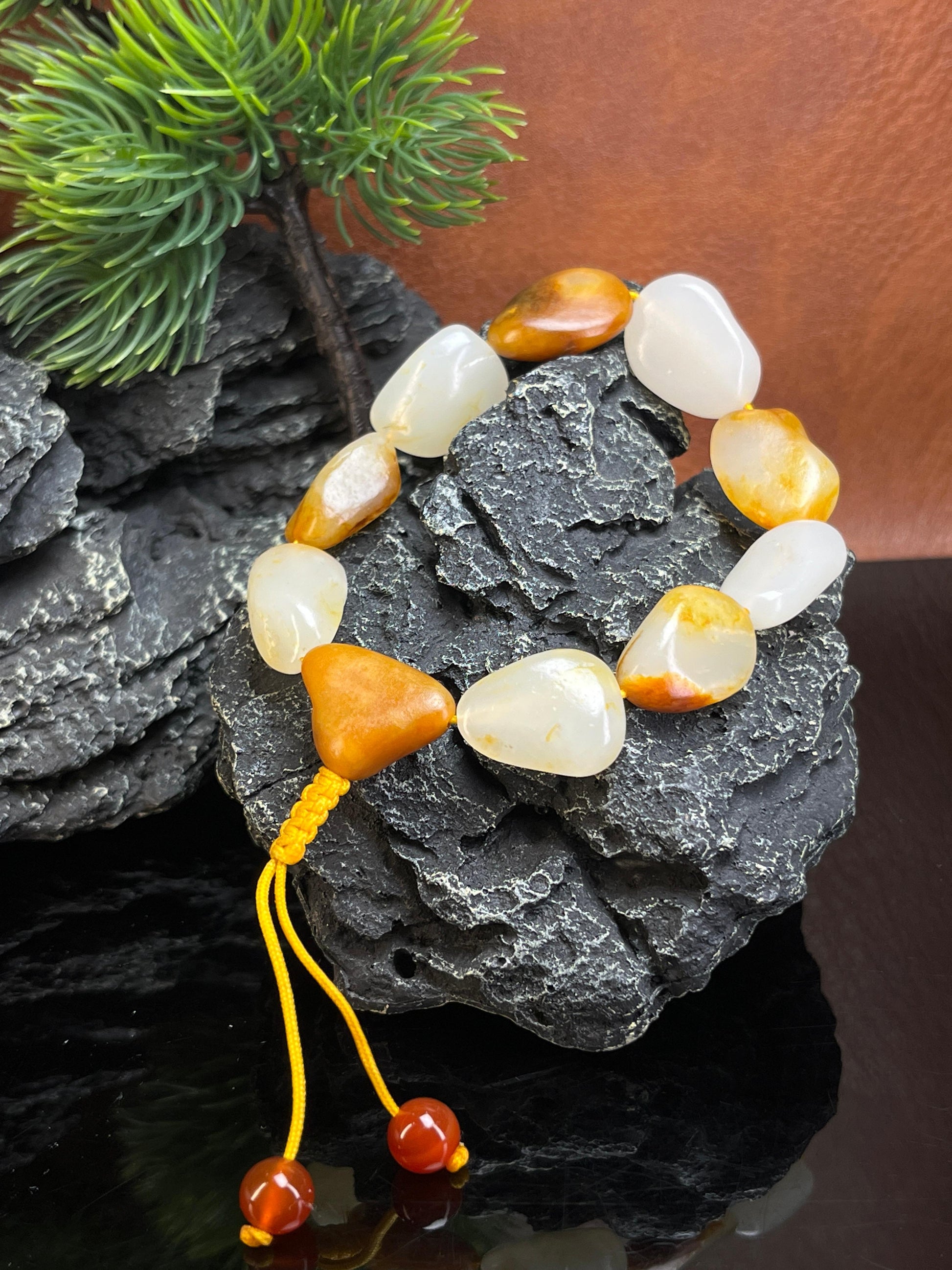 新疆和田玉籽料原石原皮无修黄沁洒金皮手串（yc229152）