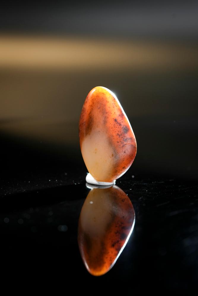 新疆天然和田玉籽料原石黑红皮挂件（yc253495）