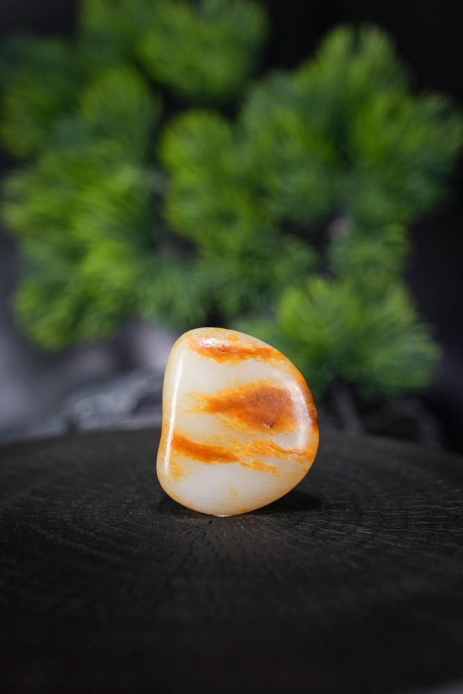 新疆和田玉一级白红沁油皮籽料原石挂件（yc228445）