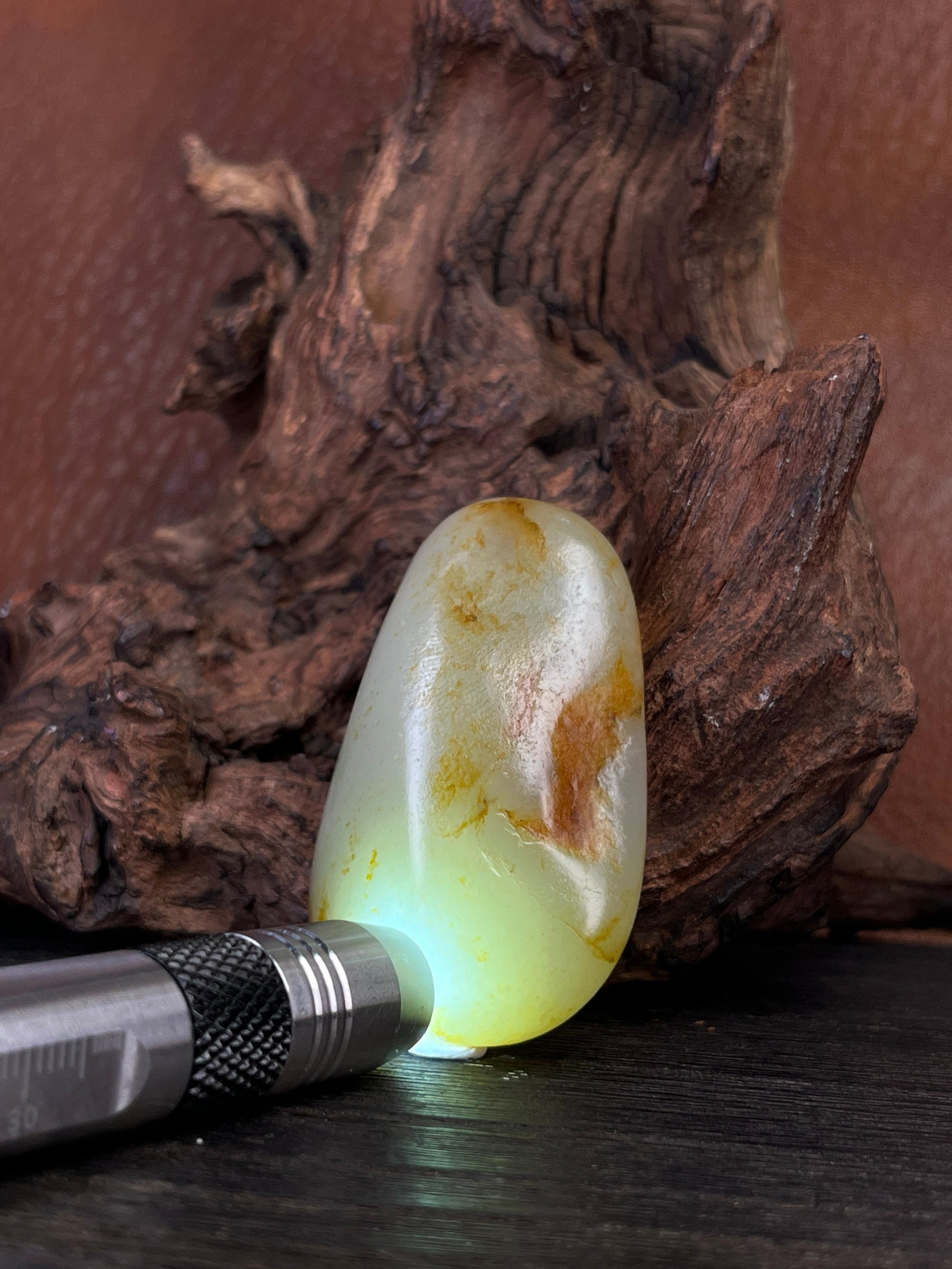 新疆和田玉白玉带洒金籽料原石小手把（yc227474）