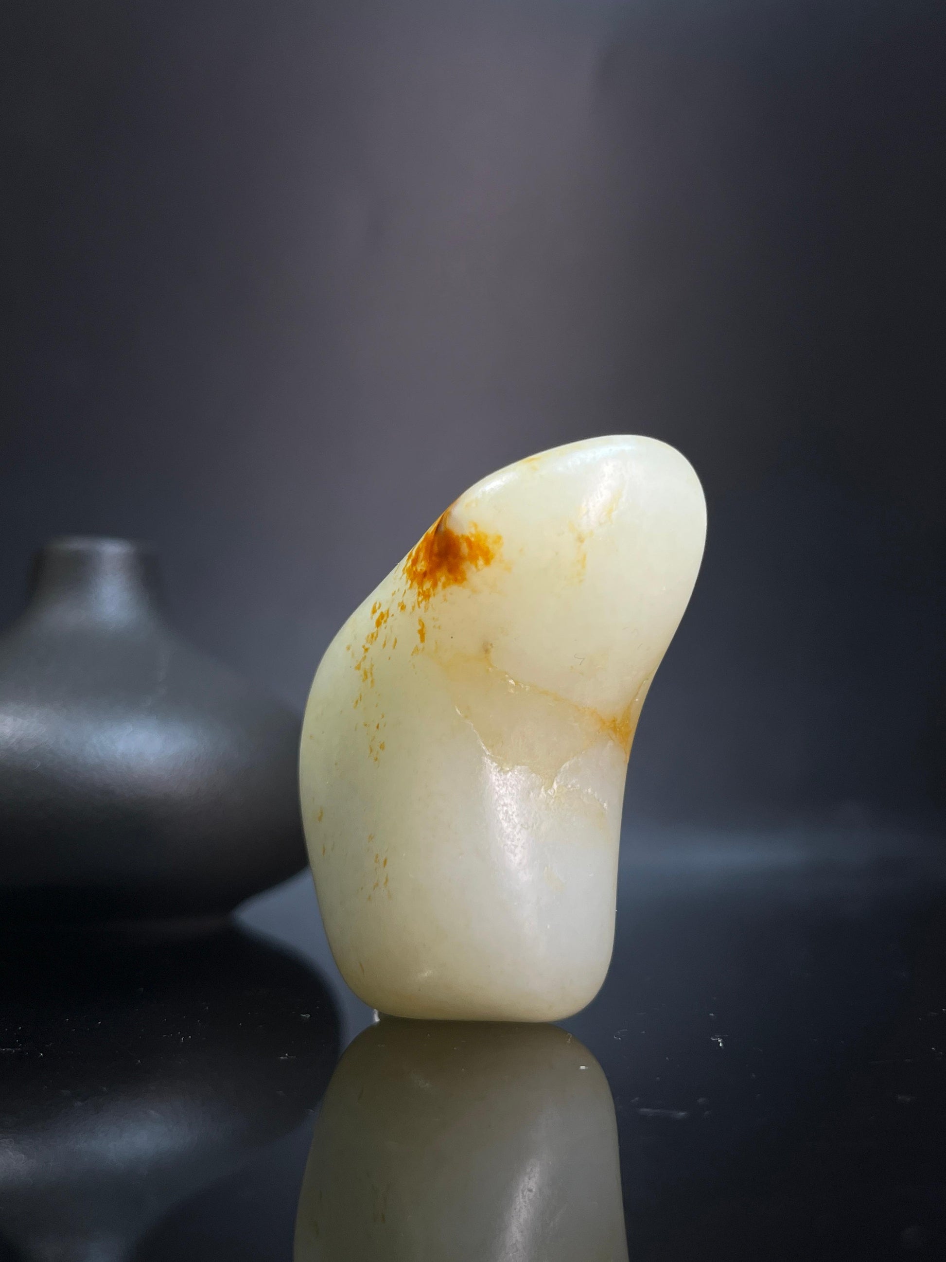 新疆和田玉白玉洒红皮随形特色籽料原石小手把（yc240641）