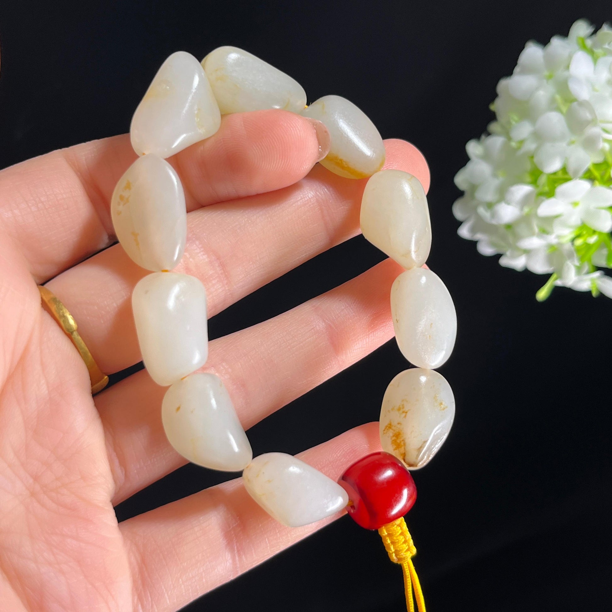 新疆天然和田玉白玉“沁黄缀朱”洒金皮籽料手串（yc281653）