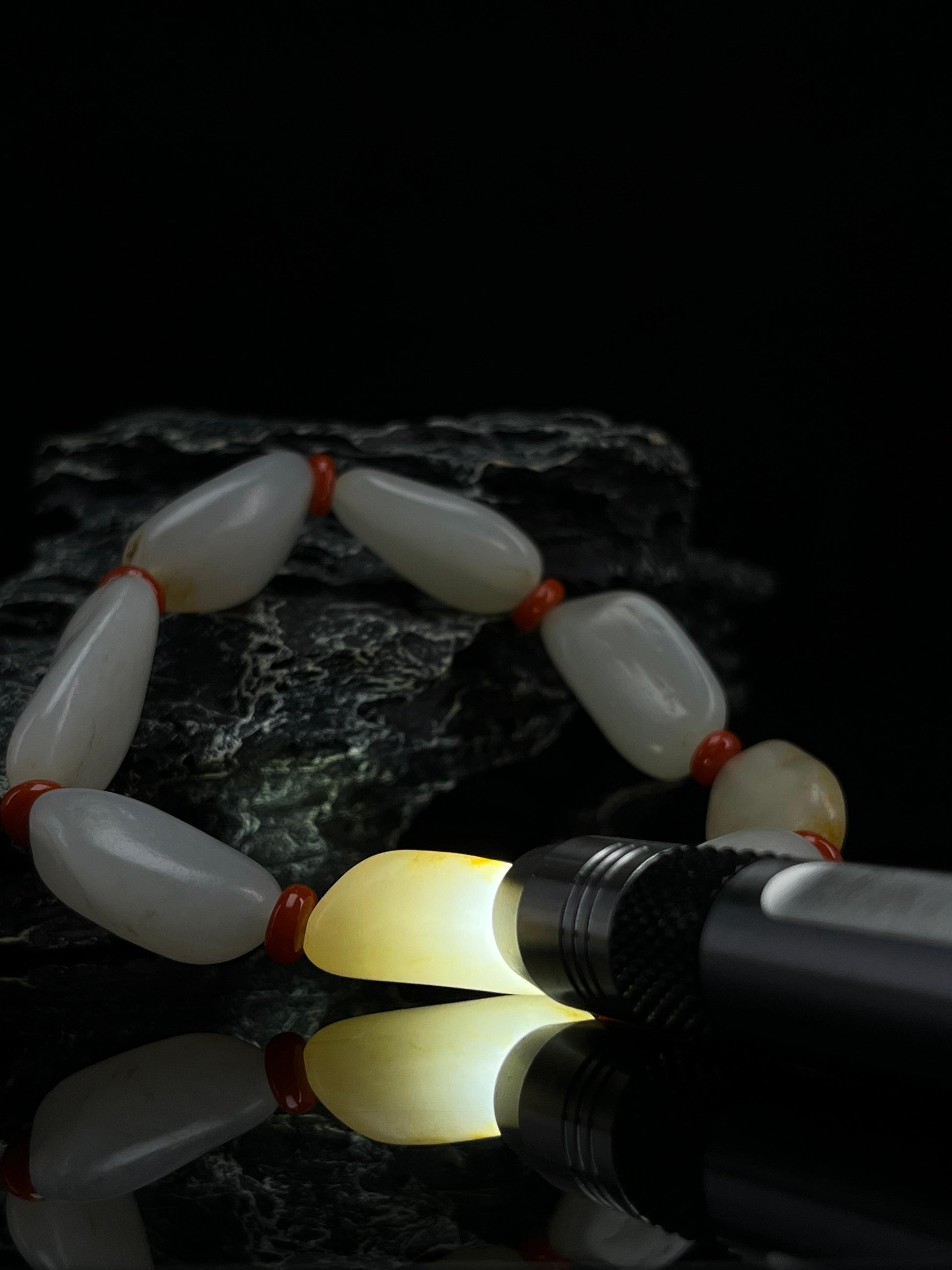 新疆天然和田玉籽料原石洒金皮手串（yc235297）