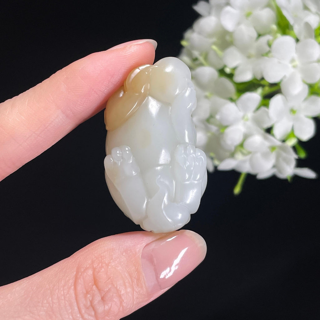 和田玉且末糖白“玉貅送财”貔貅雕刻挂件（yc296631）