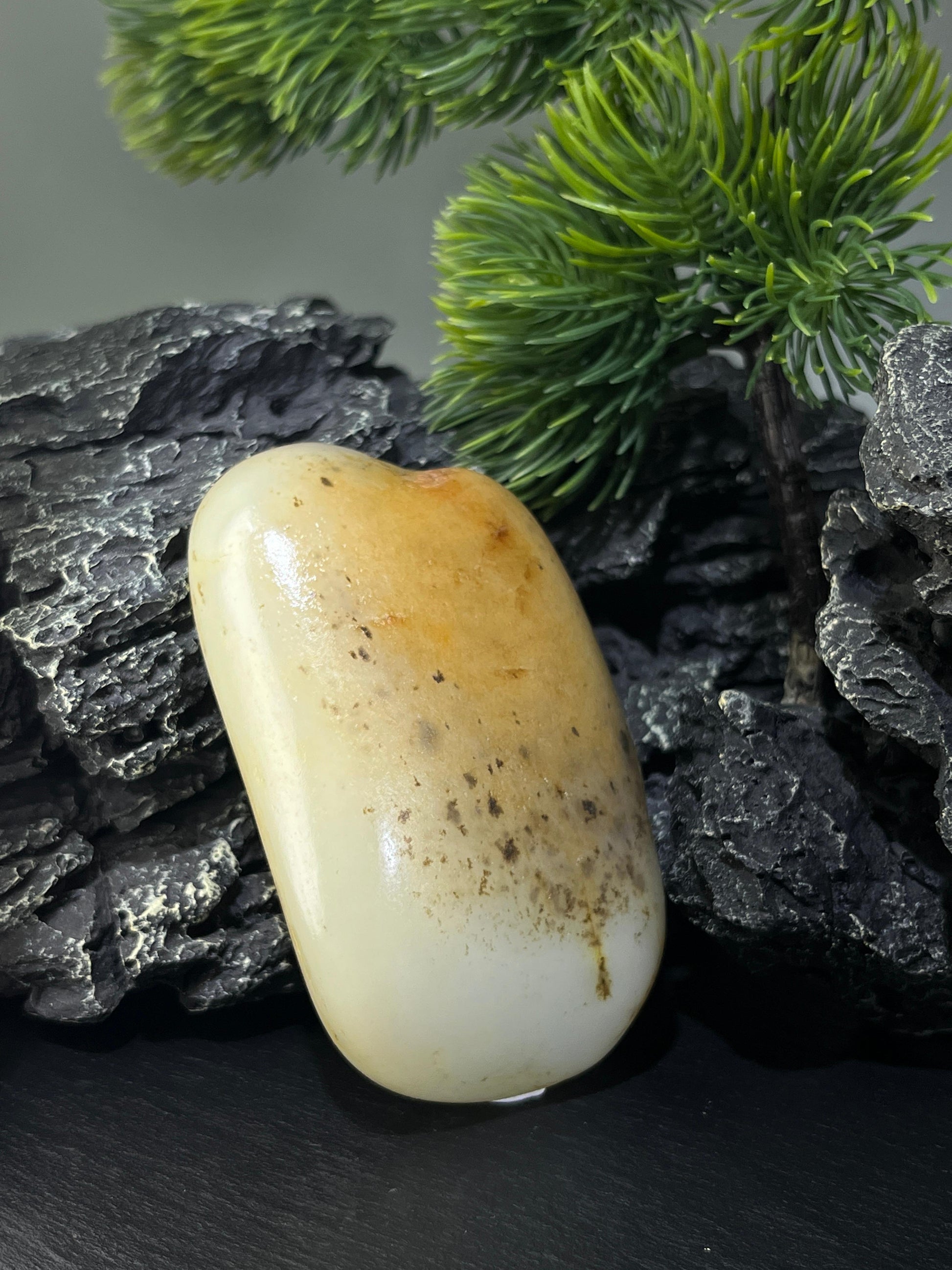 新疆和田玉黄皮水草沁籽料原石手把件（yc226855）