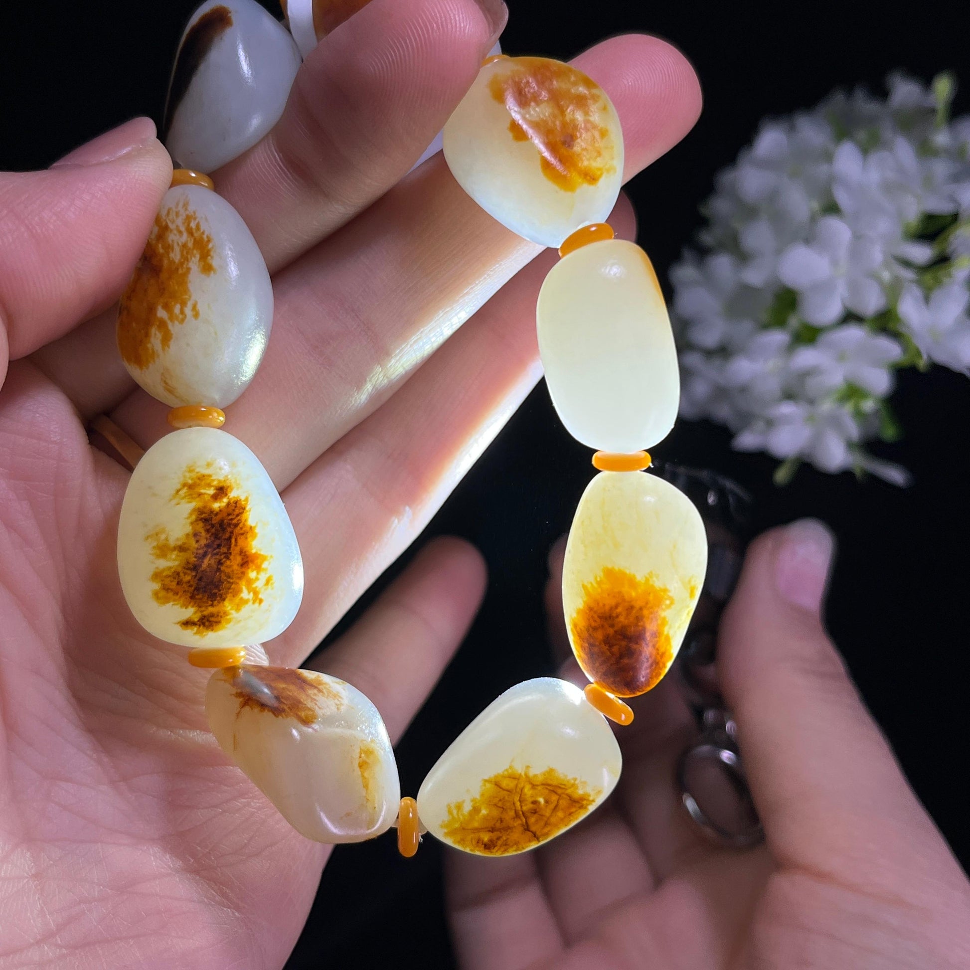 新疆天然和田玉“玉砾衔金”聚红皮籽料原石手串（yc288436）