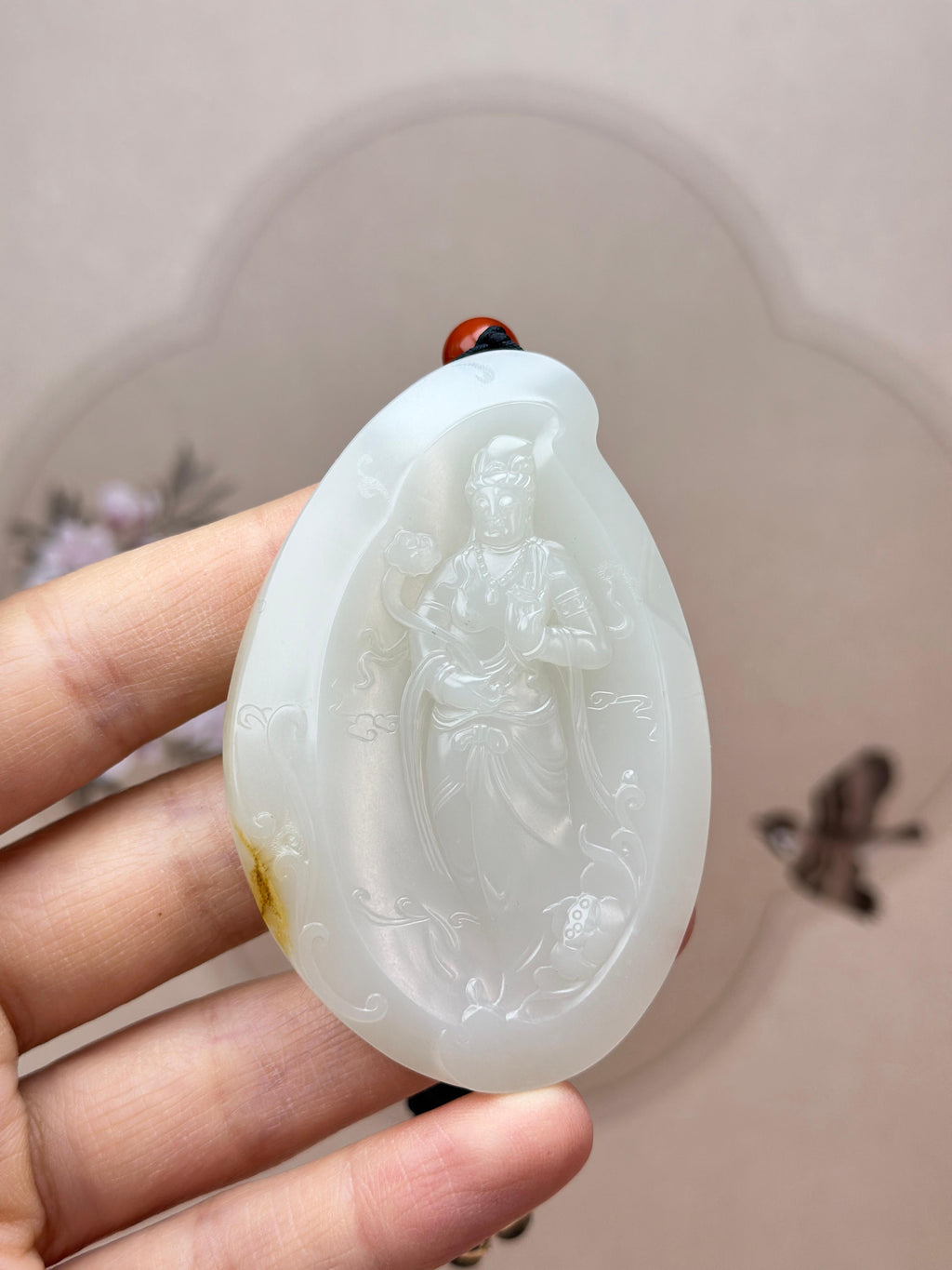 臻品新疆和田玉白玉洒金皮籽料持莲观音随形挂件（yc765481）
