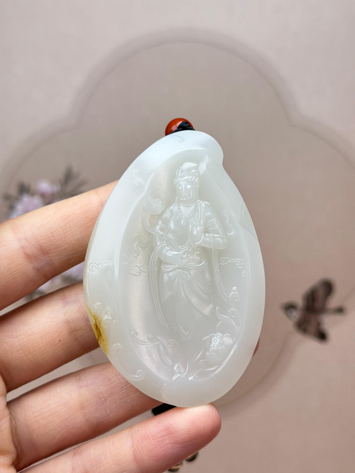 臻品新疆和田玉白玉洒金皮籽料持莲观音随形挂件（yc765481）