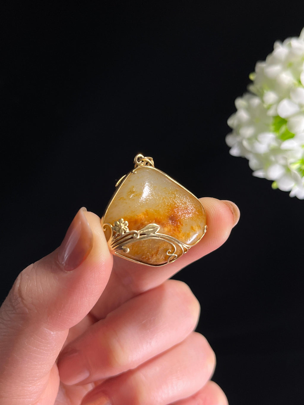 和田玉黄沁聚红皮“金蔓秋珀”18K镶金边籽料原石（yc278080）
