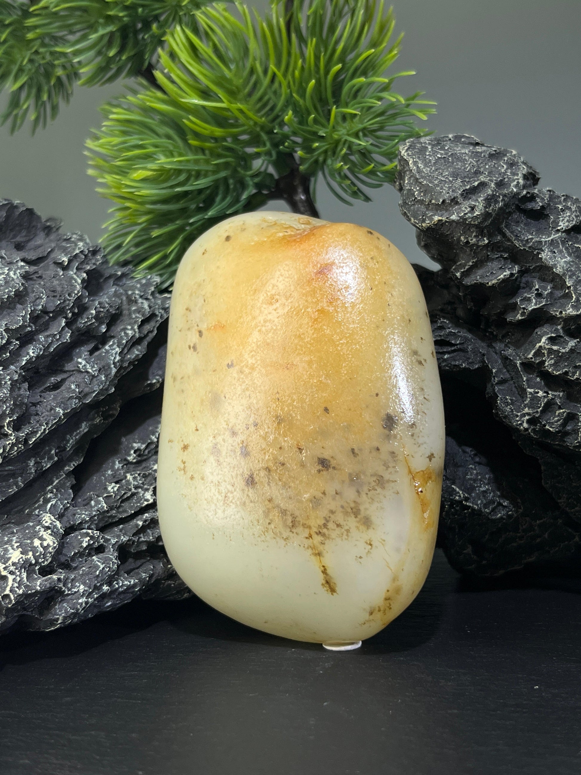 新疆和田玉黄皮水草沁籽料原石手把件（yc226855）