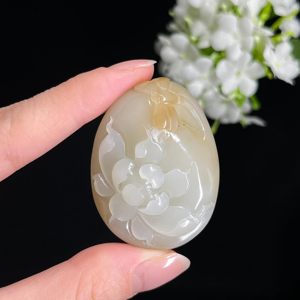 新疆天然和田玉“荷间凝糖”且末糖白料莲花雕刻吊坠（yc302184）