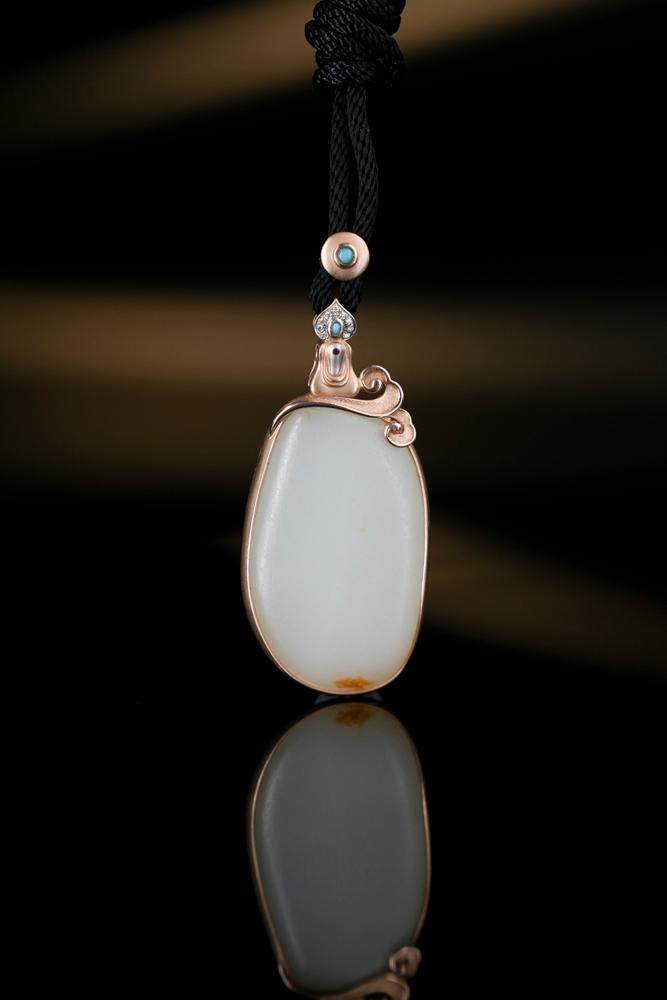 18k金镶和田玉暖白种带皮包金籽料原石挂件（yc250989）