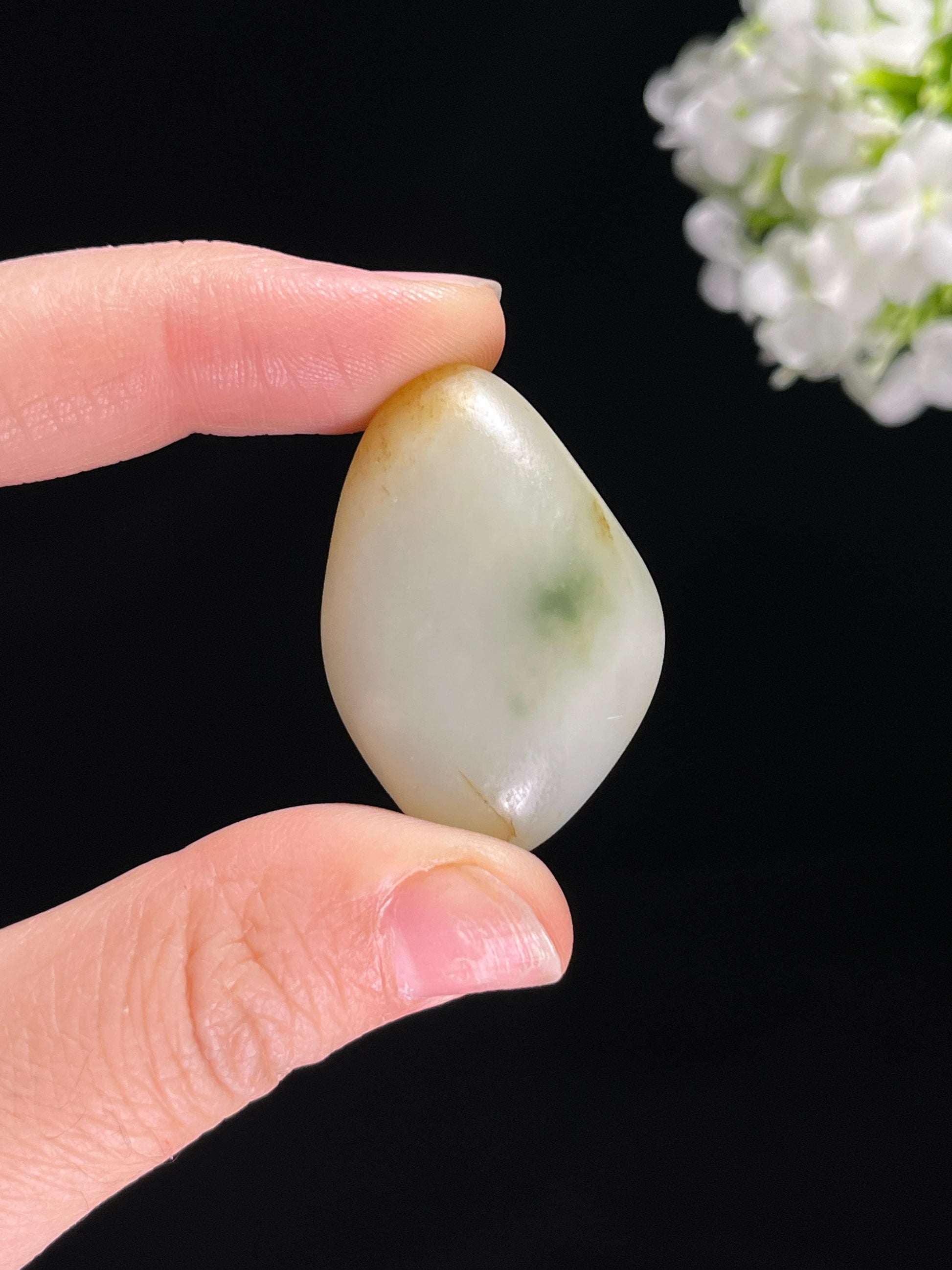 新疆和田白玉带翠特色籽料原石（yc255638）