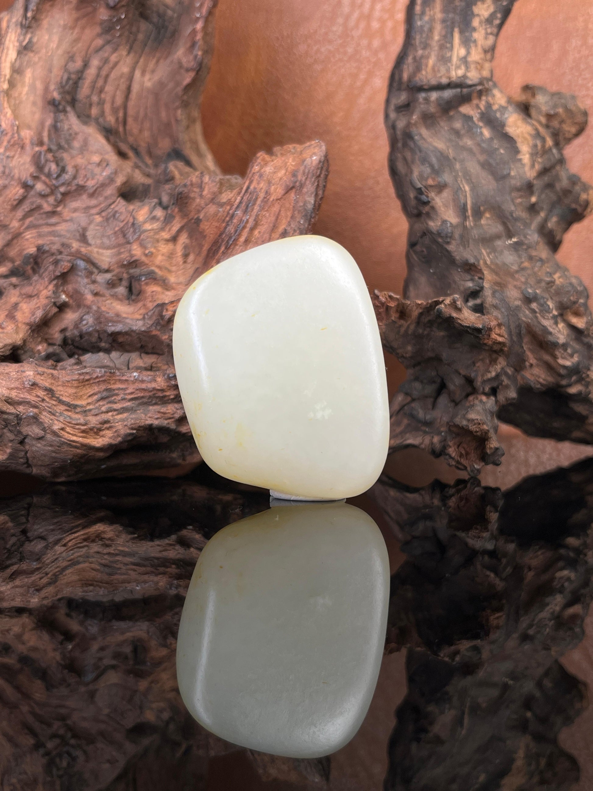 和田玉一级白带洒金皮籽料原石挂件（yc227858）