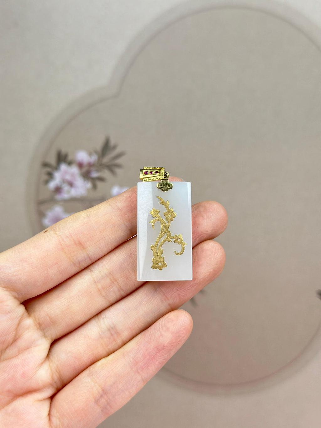 18K 金镶和田玉白玉错金梅花方牌吊坠（yc775674）