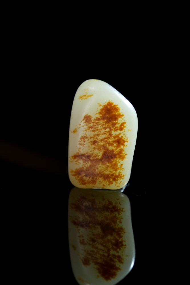 新疆天然和田玉籽料原石聚红皮精品挂件（yc234134）