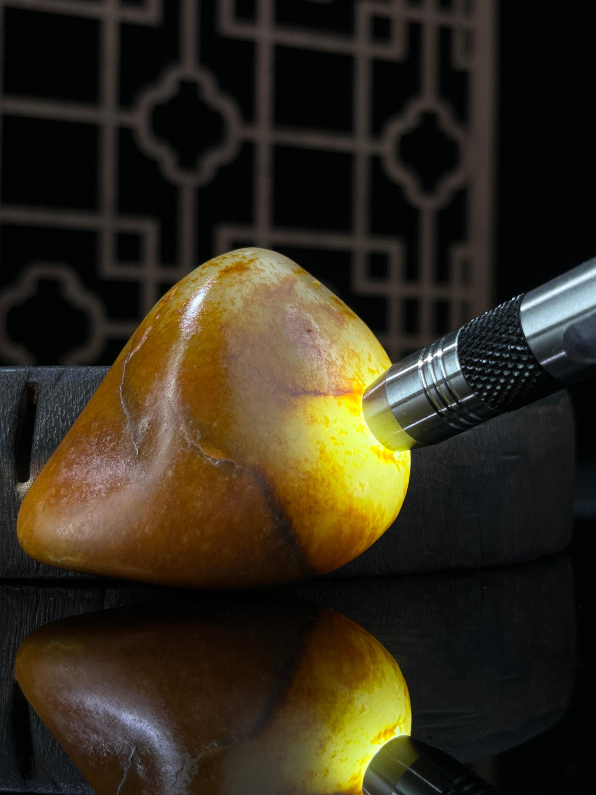 新疆和田玉白玉籽料原石聚红皮挂件（yc233821）