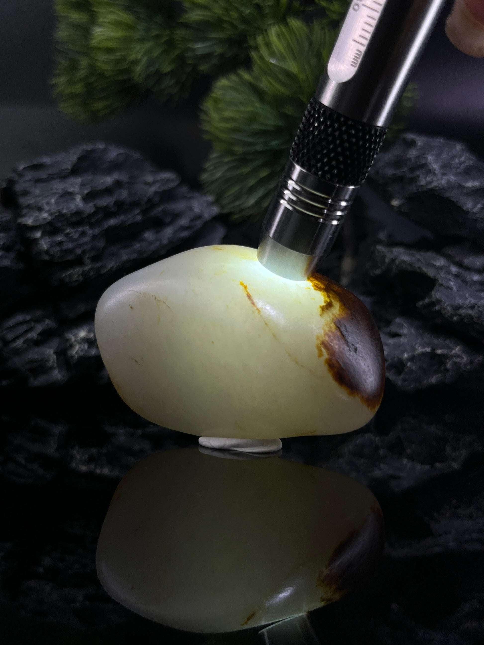 和田玉顶部带聚黑红皮籽料原石（yc211851）