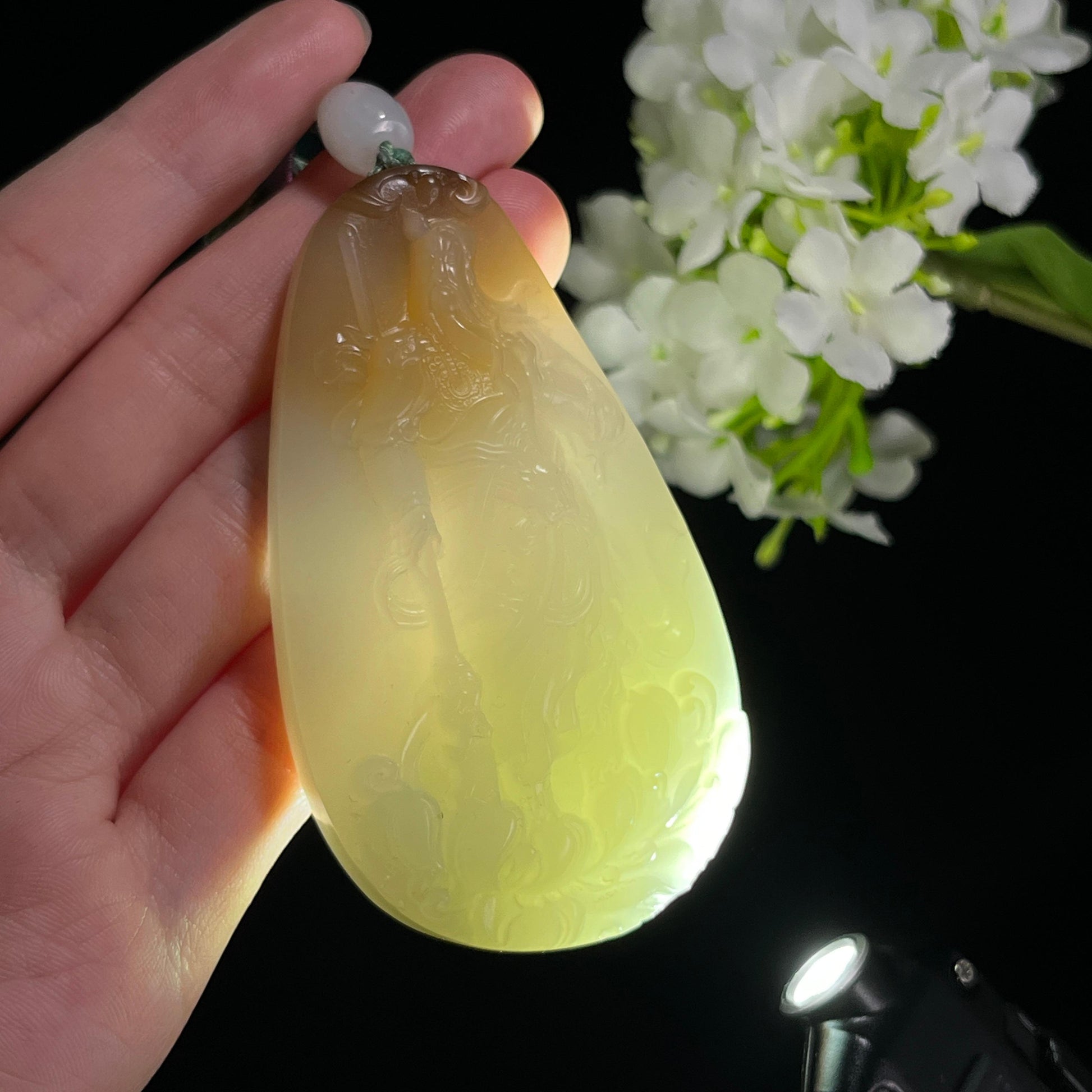 和田玉且末糖白“忠肝义胆”关公雕刻挂件（yc296551）